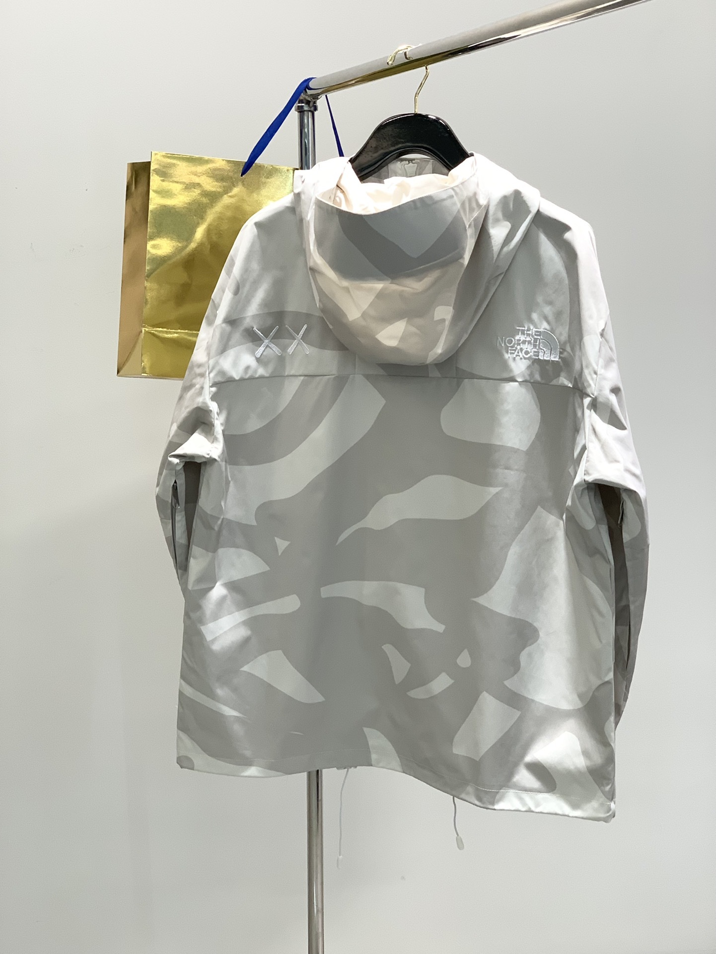 THE NORTH FACE x KAWS Hat: Waterproof, Durable, Outdoor Commuter Satisfaction. - 图片 2