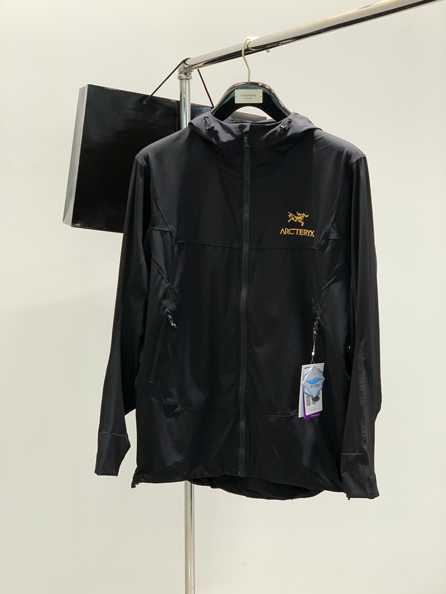 NO:121110,,The new ARC Archaeopteryx thin outdoor jacket, thin, wear-resistant, and all four-sided elastics are all basic attributes!  It has excellent lightweight, tear resistance and DWR water splash resistance!  Lightweight and breathable, comfortable to fry!  High JI material, very soft and warm feel!  Ergonomic three-dimensional cutting, effectively fit the body!  Simple, tailored, exquisite details, suitable for outdoor sports and daily commuting. If you like it, feel at ease!  Size: S-XXL, arc'teryx, jackets & coats, alexander wang19860909,新款ARC始祖鸟 薄款户外外套,轻薄,耐磨,四面弹都是基础属性！具备出色的轻量化,抗撕裂以及DWR防泼水性能！轻便透气,炒级舒服！高JI材质,手感是非常柔软温润的 ！人体工学立体裁剪,有效贴合身材！简约 剪裁落,细节精湛,适合户外运动也适合日常通勤,喜欢放心入！ 尺码:S-XXL,arc'teryx,jackets & coats,alexander wang,Men's clothing