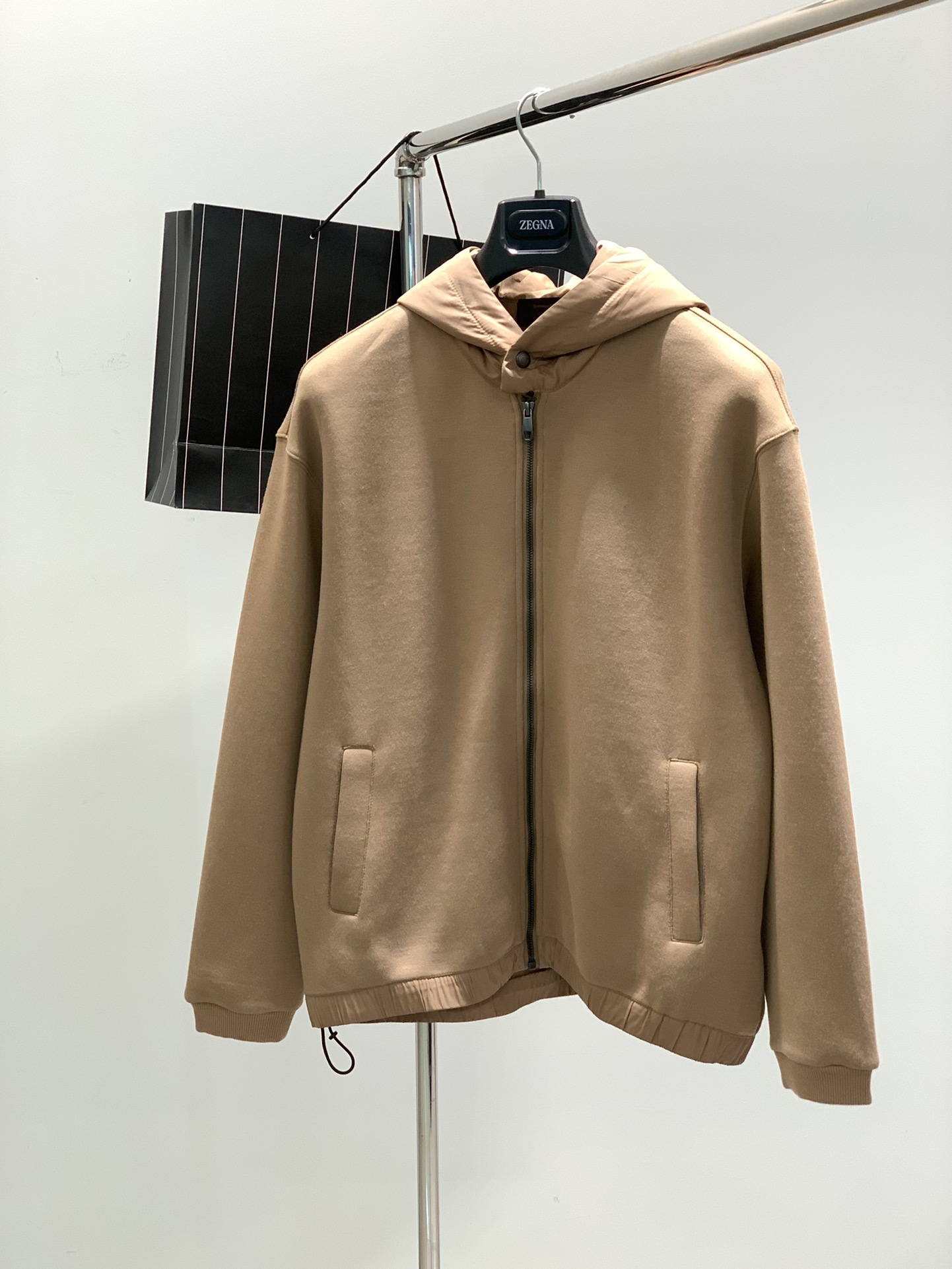 NO:121108,,Jeria men's extremely luxurious wool air layer spliced ​​nylon fiber hooded zipper sweatshirt jacket. EZ's high-end line series, classic sweatshirt settings, hooded styles, zipper shirts, and superimposed hem to be retractable. The practical and versatile degree is equivalent to a hooded sweatshirt. However, at the same time, the splicing design has been upgraded and superimposed with the extremely luxurious wool air layer structure is not just a regular ordinary sweatshirt. Size S-XXL Size S Shoulder Width 54 Bust 110 Sleeve Long 58 Long 67. M Shoulder Width 55 Bust 114 Sleeve Long 59 Long 69. L Shoulder Width 56 Bust 118 Sleeve Long 60 Long 71. XL Shoulder Width 57 Bust 122 Sleeve Long 61 Long 73. 2XL Shoulder Width 58 Bust 126 Sleeve Long 62 Long 75, hoodie, sweatshirts, jackets &  coats, hats, alexander wang19860909,杰力亚 男款极奢羊毛空气层拼接尼龙纤维连帽款拉链卫衣夹克.EZ的高端线系列,经典卫衣的设定,连帽款,拉链衫,叠加下摆可抽收的设计,实穿百搭的程度等同于连帽卫衣.但同时用拼接设计做了升级,并叠加了极奢的羊毛空气层结构,这已不单单是一件常规的普通卫衣.尺码S-XXL 尺码表S肩宽54胸围110袖长58衣长67.M肩宽55胸围114袖长59衣长69. L肩宽56胸围118袖长60衣长71.XL肩宽57胸围122袖长61衣长73. 2XL肩宽58胸围126袖长62衣长75,,hoodie,sweatshirts,jackets & coats,hats,alexander wang,Men's clothing