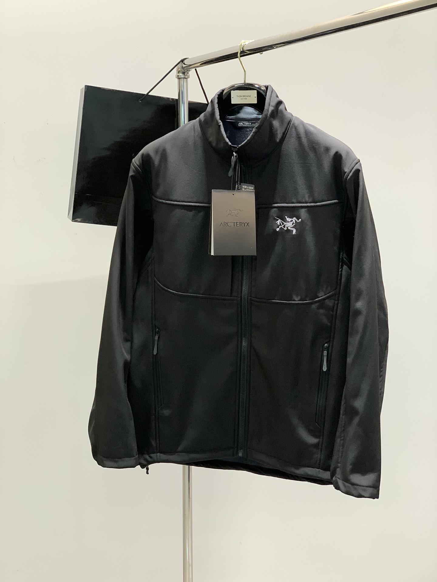 NO:121099,Color black, light khaki, dark blue, gray, ARCTERYX Archaeoptera bird, 2025 spring AW new product, fashionable casual velvet jacket, special counters are available at the same time, original singles, imported original fabrics, extremely complex craftsmanship, visually quite elegant and fashionable, noble and elegant, from the main fabric to the detailed craftsmanship, showing the ingenuity of fashion, code S-2XL, arc'teryx, jackets & coats, alexander wang19860909颜色黑色,浅卡其,深蓝,灰色 ,ARCTERYX 始祖鸟,2025春季AW新品,时尚休闲绒外套,专柜同步有售,原单狠货,进口原版面料,工艺极度复杂,视觉相当雅致时髦,高贵而优雅,从主体面料到细节工艺,彰显时装的匠心所在,码数S-2XL,arc'teryx,jackets & coats,alexander wang,Men's clothing