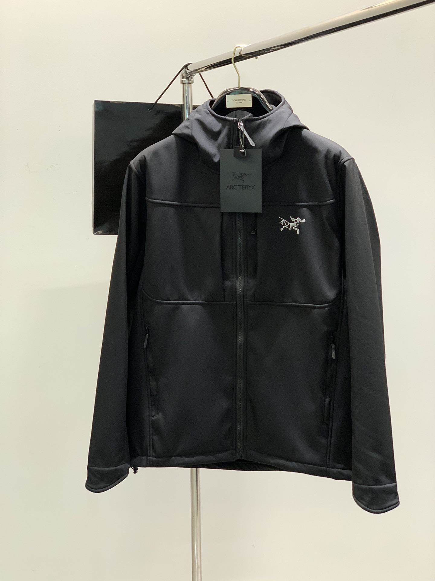 NO:121097,Color black, beige, dark gray, blue, ARCTERYX Archaeoptera bird, 2025 spring AW new product, fashionable casual velvet hooded jacket, available at the same time for counters, original singles, imported original fabrics, extremely complex craftsmanship, visually quite elegant and fashionable, noble and elegant, from main fabric to detailed craftsmanship, demonstrating the ingenuity of fashion, code S-2XL, arc'teryx, jackets & coats, hats, alexander wang19860909颜色黑色,米色,深灰,蓝色 ,ARCTERYX 始祖鸟,2025春季AW新品,时尚休闲绒连帽外套,专柜同步有售,原单狠货,进口原版面料,工艺极度复杂,视觉相当雅致时髦,高贵而优雅,从主体面料到细节工艺,彰显时装的匠心所在,码数S-2XL,arc'teryx,jackets & coats,hats,alexander wang,Men's clothing