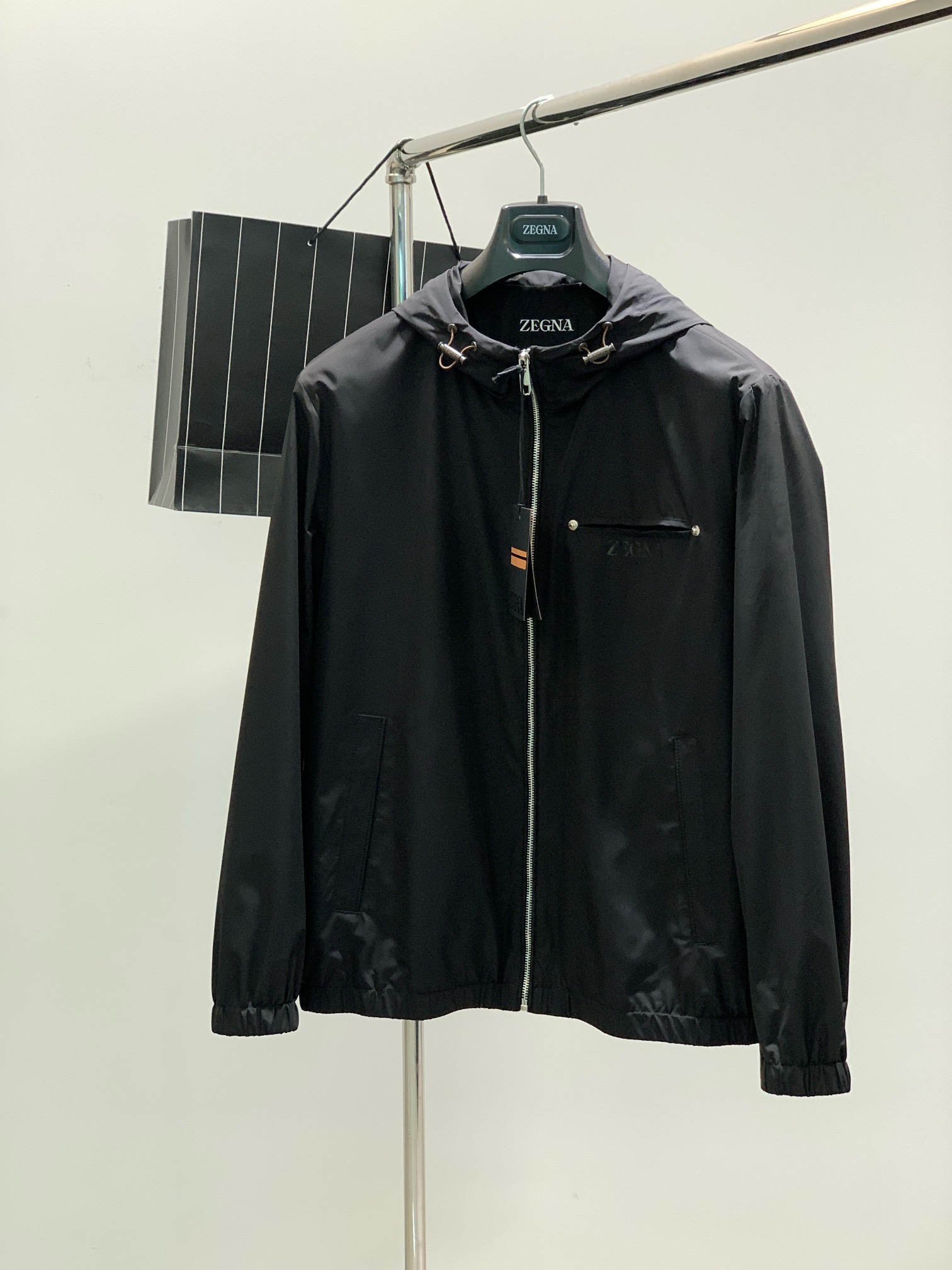 NO:121104,,Jegna Zegna, the latest product in spring 2025, available at the counter at the same time, original single product, fashionable and casual hooded jacket, using imported original fabric, comfortable and breathable, top-level printing craft letter pattern decoration logo, original hardware and auxiliary materials decoration, the upper body is very handsome!  Code number M-3XL, 2 colors recommended, popular products recommended!  ,zegna,jackets & coats,hats,alexander wang19860909,杰尼亚 Zegna,2025春季最新品,专柜同步有售,原单狠货,时尚休闲连帽外套,采用进口原版面料,舒适透气,顶级印花工艺字母图案装饰logo,原版五金辅料装饰,上身帅气十足！码数M-3XL,2色推荐,爆款推荐！,,zegna,jackets & coats,hats,alexander wang,Men's clothing