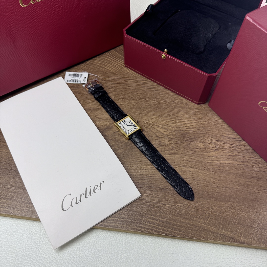 NO:389956,The American crocodile leather 18k rose gold plated small tank is here. The large 33*27mm Cartier is a famous hot product in the purchasing circle, especially the Cartier blue balloon. As one of the most popular watches on the bezel, it has always maintained a standing posture. Compared with the popular models, Cartier tanks are obviously much more low-key, and it is difficult to compete with the blue balloon in terms of price and style. But its long history still cannot cover up its sharpness. The Cartier tank watch was born in 1917, and this year just happened to be  It is the centenary of its publication, and it can be called a watch that has been around for a hundred years. Its design is inspired by the strong and powerful lines of the tank. It was the first World War. It was very historically meaningful to incorporate such elements, and it is something we can never understand in peacetime. But this does not affect its becoming a classic work. It uses sharp lines and the aesthetics of the watch to create an extremely elegant watch. Exclusive source, cartier, crocodile  skin19860909美洲鳄鱼皮18k玫瑰金镀层小坦克来啦,大号33*27mm卡地亚是代购圈里有名的抢手货,尤其是卡地亚蓝气球,作为表圈里最火的表款之一,一直保持着屹立不倒的姿态.与爆款相比,卡地亚坦克显然就低调的多,无论是价格上还是款式上,都很难与蓝气球争锋.但它悠久的历史依然掩盖不住它的锋芒,卡地亚坦克腕表诞生于1917年,今年恰好是它问世的一百周年纪念,称得上是历经百年的一款腕表了.它的设计灵感来自坦克刚劲有力的线条,那时正值第一次世界大战,融入这样的元素是非常有历史意义的,也是身处和平年代的我们永远无法理解的.但这并不影响它成为传世经典之作,它用凌厉的线条和腕表的美学打造了一款极致优雅的腕表.独家货源,,cartier,crocodile skin,Watch