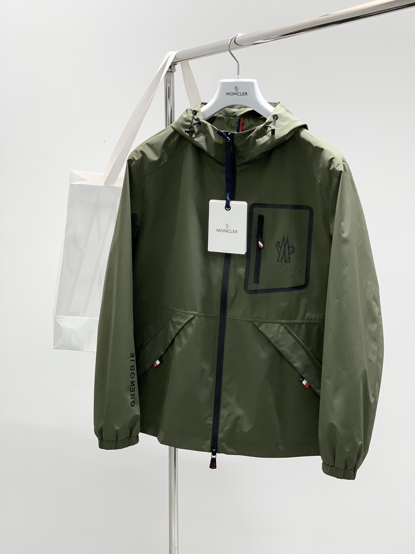 NO:121114,,Moncler hooded, the latest product in spring 2025, available at the counter at the same time, original single ruthless product, fashionable and casual hooded jacket, comfortable upper body!  Eye-catching and highlighted, using imported original fabric, top-grade printed craft letter pattern logo, original hardware and accessories decoration, simple but not lacking in fashion, fashionable and handsome, 2 colors recommended, code number M-3XL, christian louboutin, Moncler, jackets & coats, hats, alexander wang19860909,Moncler 蒙口,2025春季最新品,专柜同步有售,原单狠货,时尚休闲连帽外套,上身舒适！吸睛而有亮点,采用进口原版面料,顶级印花工艺字母图案logo,原版五金辅料装饰,简单而不失时尚,上身时尚帅气,2色推荐,码数M-3XL,,christian louboutin,Moncler,jackets & coats,hats,alexander wang,Men's clothing