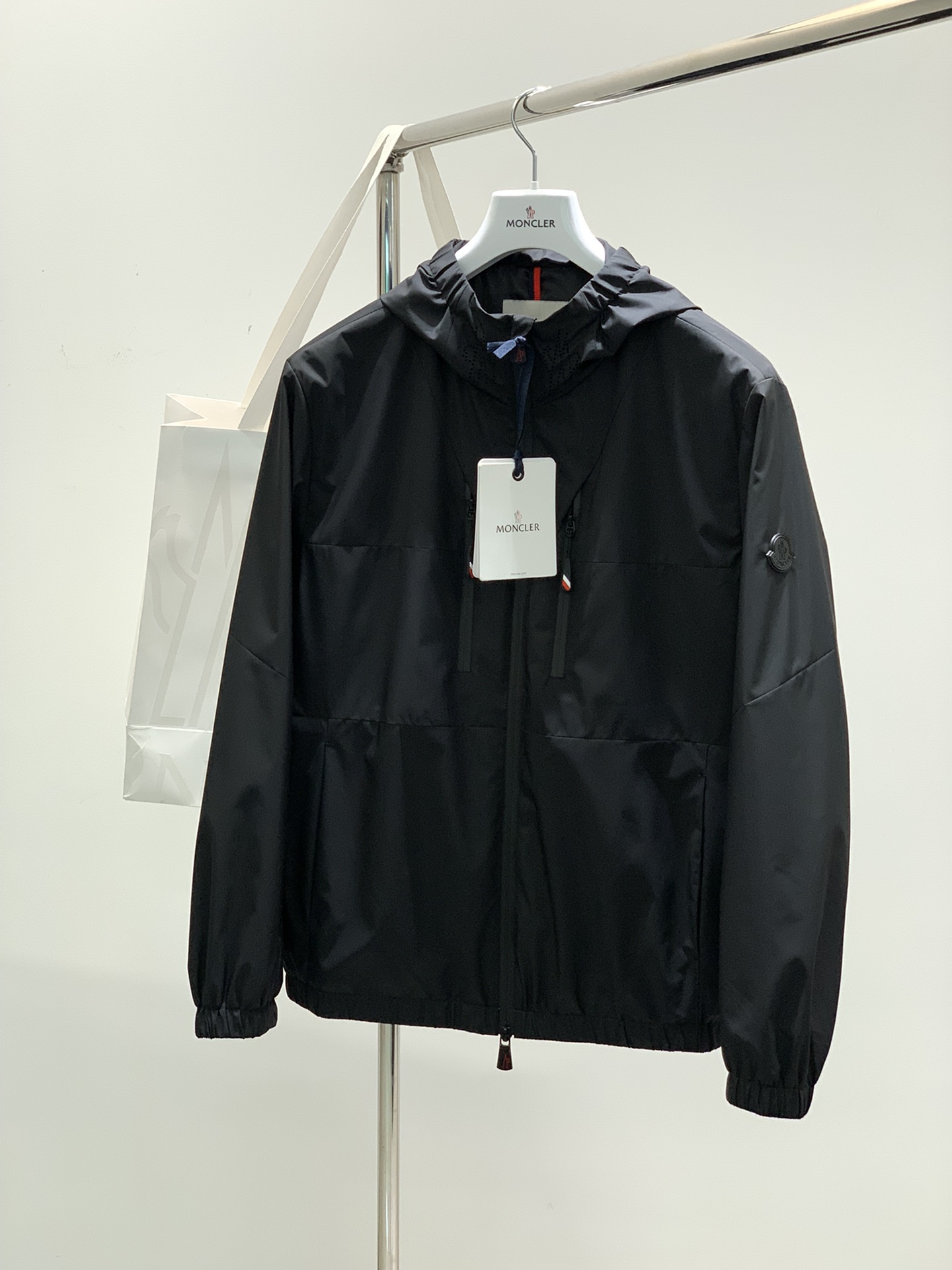 NO:121103,,Moncler hooded, the latest product in spring 2025, available at the counter at the same time, original single ruthless product, fashionable and casual hooded jacket, comfortable upper body!  Eye-catching and highlighted, using imported original fabric, top-grade printed craft letter pattern logo, original hardware and accessories decoration, simple but not lacking in fashion, fashionable and handsome, 2 colors recommended, code number M-3XL, christian louboutin, Moncler, jackets & coats, hats, alexander wang19860909,Moncler 蒙口,2025春季最新品,专柜同步有售,原单狠货,时尚休闲连帽外套,上身舒适！吸睛而有亮点,采用进口原版面料,顶级印花工艺字母图案logo,原版五金辅料装饰,简单而不失时尚,上身时尚帅气,2色推荐,码数M-3XL,,christian louboutin,Moncler,jackets & coats,hats,alexander wang,Men's clothing