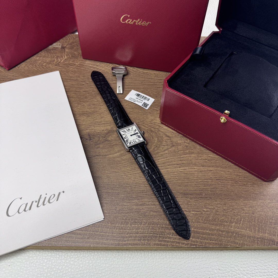 NO:389945,Cartier tank!  The American crocodile leather 18k rose gold plated small tank is here. The large 33*27mm Cartier is a famous hot product in the purchasing circle, especially the Cartier blue balloon. As one of the most popular watches on the bezel, it has always maintained a standing posture. Compared with the popular models, Cartier tanks are obviously much more low-key, and it is difficult to compete with the blue balloon in terms of price and style. But its long history still cannot cover up its sharpness. The Cartier tank watch was born in 1917, and this year just happened to be  It is the centenary of its publication, and it can be called a watch that has been around for a hundred years. Its design is inspired by the strong and powerful lines of the tank. It was the first World War. It was very historically meaningful to incorporate such elements, and it is something we can never understand in peacetime. But this does not affect its becoming a classic work. It uses sharp lines and the aesthetics of the watch to create an extremely elegant watch. Exclusive source, cartier, crocodile  skin19860909卡地亚坦克！美洲鳄鱼皮18k玫瑰金镀层小坦克来啦,大号33*27mm卡地亚是代购圈里有名的抢手货,尤其是卡地亚蓝气球,作为表圈里最火的表款之一,一直保持着屹立不倒的姿态.与爆款相比,卡地亚坦克显然就低调的多,无论是价格上还是款式上,都很难与蓝气球争锋.但它悠久的历史依然掩盖不住它的锋芒,卡地亚坦克腕表诞生于1917年,今年恰好是它问世的一百周年纪念,称得上是历经百年的一款腕表了.它的设计灵感来自坦克刚劲有力的线条,那时正值第一次世界大战,融入这样的元素是非常有历史意义的,也是身处和平年代的我们永远无法理解的.但这并不影响它成为传世经典之作,它用凌厉的线条和腕表的美学打造了一款极致优雅的腕表.独家货源,,cartier,crocodile skin,Watch