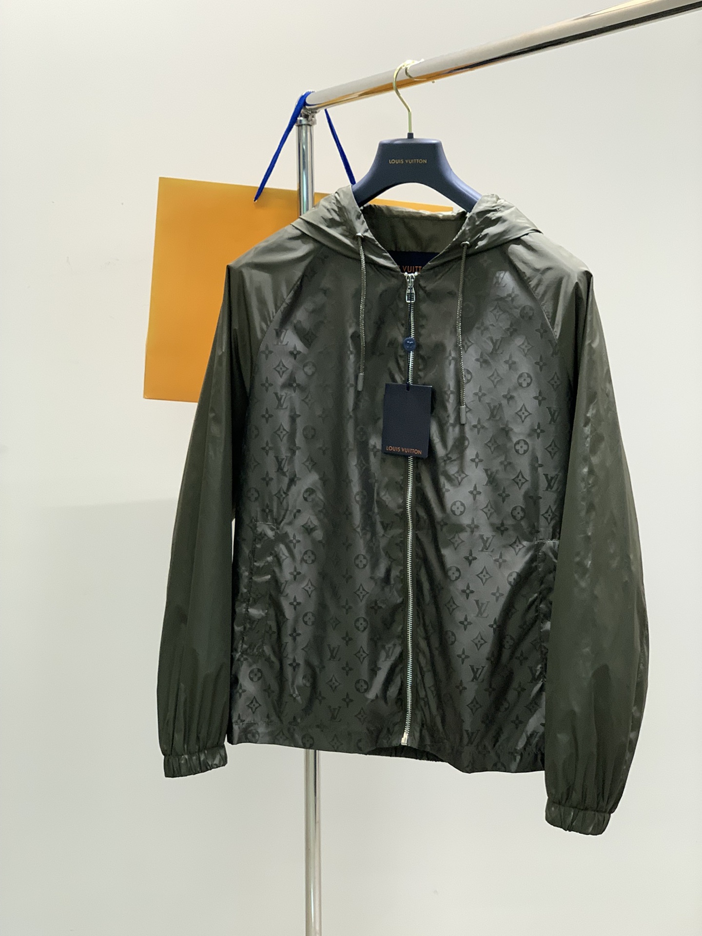 NO:121106,The colors are black, gray, dark green, Louis Vuitton, the latest model for spring 2025, available at the counter at the same time, original singles, fashionable and casual hooded jacket, very distinctive on the upper body!  Eye-catching and highlighted, imported original fabric, top-grade printing craft letter pattern decoration logo, original hardware and auxiliary materials decoration, simple but not lacking in fashion, classic and atmospheric, comfortable and breathable, handsome and stylish on the upper body, 3 colors recommendation, code number M-3XL,, louis vuitton, louis vuitton, jackets & coats, hats, alexander wang19860909颜色黑色,灰色,墨绿 ,LouisVuitton 路易威登,2025春季最新款,专柜同步有售,原单狠货,时尚休闲连帽外套,上身很有特点！吸睛而有亮点,进口原版面料,顶级印花工艺字母图案装饰Logo,原版五金辅料装饰,简单而不失时尚,经典大气,舒适透气,上身帅气有型,3色推荐,码数M-3XL,,louis vuitton,louis vuitton,jackets & coats,hats,alexander wang,Men's clothing