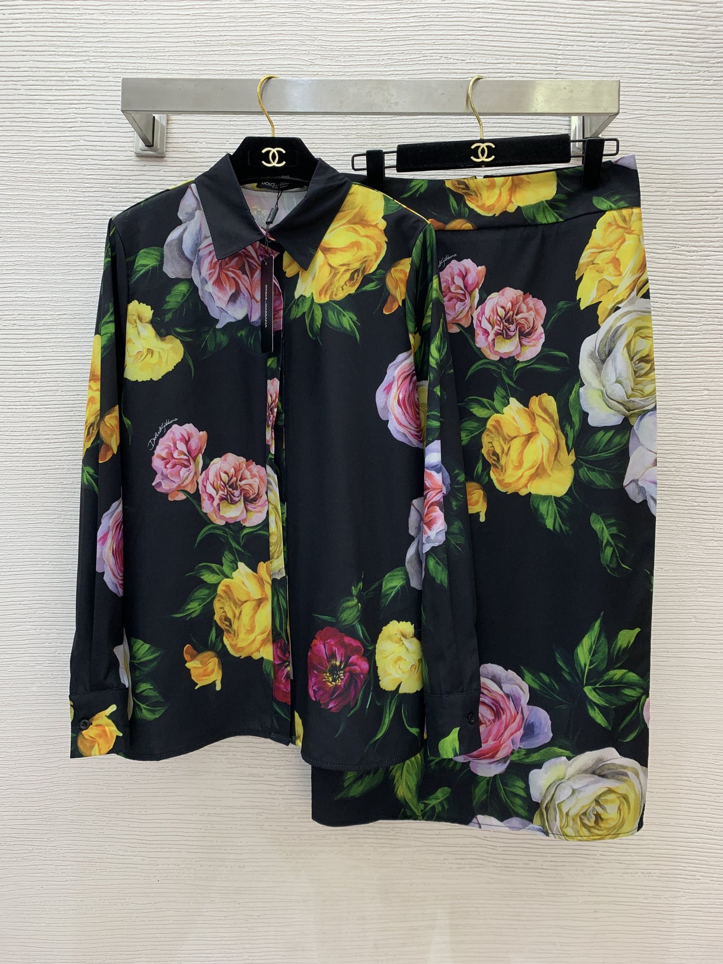 NO:311840,Set, lining, skirt number D25022054 Dolce & Gabbana DG* new style celebrity flower print fashion two-piece set!  A loose and versatile long-sleeved shirt with a high-waisted hip-packed back slit long skirt!  Black, white, (M size bust 100, sleeve length 63, clothing length 70; waist 72, hip 90, skirt length 83), Dolce & Gabbana, skirts, alexander wang19860909套、衬、半裙款号D25022054 杜嘉班纳DG*新款气质名媛花朵印花时尚两件套装！系扣翻领宽松百搭长袖衬衣高腰包臀后开叉长款半身裙！黑色、白色、（M码胸围100,袖长63,衣长70；腰围72,臀围90,裙长83）,,Dolce&Gabbana,skirts,alexander wang,Women's clothing
