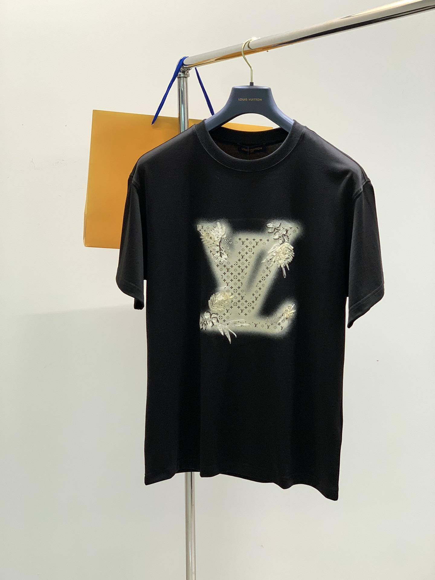 NO:121112,Colors black, gray, purple, Louis Vuitton, the latest spring and summer 2025 model, available at the counter at the same time, original singles, fashionable and casual round neck short-sleeved T-shirt, very distinctive on the upper body!  Eye-catching and highlighted, imported original fabric, top-grade embroidery craft letter pattern decorative logo, simple but not lacking in fashion, classic and atmospheric, comfortable and breathable, handsome and stylish on the upper body, 3 colors recommended, code number M-3XL,, louis vuitton, louis vuitton, T-shirt,tees, t-shirt,alexander wang19860909颜色黑色,灰色,紫色 ,LouisVuitton 路易威登,2025春夏最新款,专柜同步有售,原单狠货,时尚休闲圆领短袖T恤,上身很有特点！吸睛而有亮点,进口原版面料,顶级刺绣工艺字母图案装饰Logo,简单而不失时尚,经典大气,舒适透气,上身帅气有型,3色推荐,码数M-3XL,,louis vuitton,louis vuitton,T-shirt,tees，t-shirt,alexander wang,Men's clothing