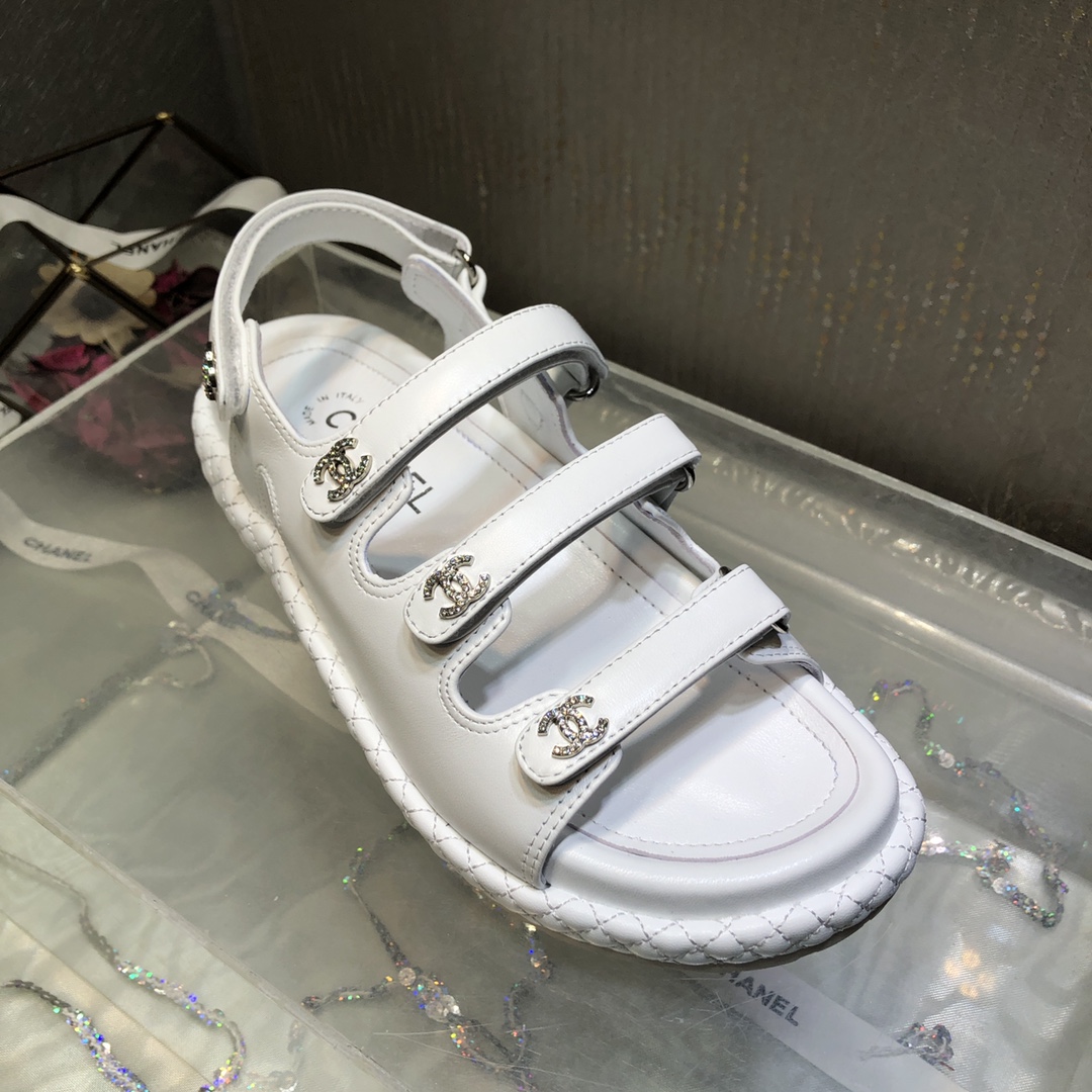 NO:241817,Top version of sandals * Xiaoxiang 2025ss Spring and Summer New Three-Belt Velcro Slippers. The latest molded sole series of diamond buckle thick-soled beach sandals is so beautiful!  All major internet celebrities are planting grass and yyds!  It's so cool to wear with socks!  Mixed-bred sheepskin with inner water dyed sheepskin, outsole original molded sole, sole high water platform 3.5cm, forefoot 2.5cm, size 35-39 [40.41 customization], slippers, sandals, sandals, slippers, sheepskin, socks19860909凉鞋顶级版本 * 小香2025ss春夏新品三带魔术贴拖鞋. 钻扣厚底沙滩凉鞋最新成型底系列美爆了！各大网红都在种草,上脚yyds ！配袜子穿也超飒！ 鞋面混种羊皮 内里水染羊皮 大底原版成型底 底高加水台3.5cm 前掌2.5cm 码数35-39【40.41定制】,拖鞋凉鞋,sandals,slippers,sheepskin,socks,Women's Shoes