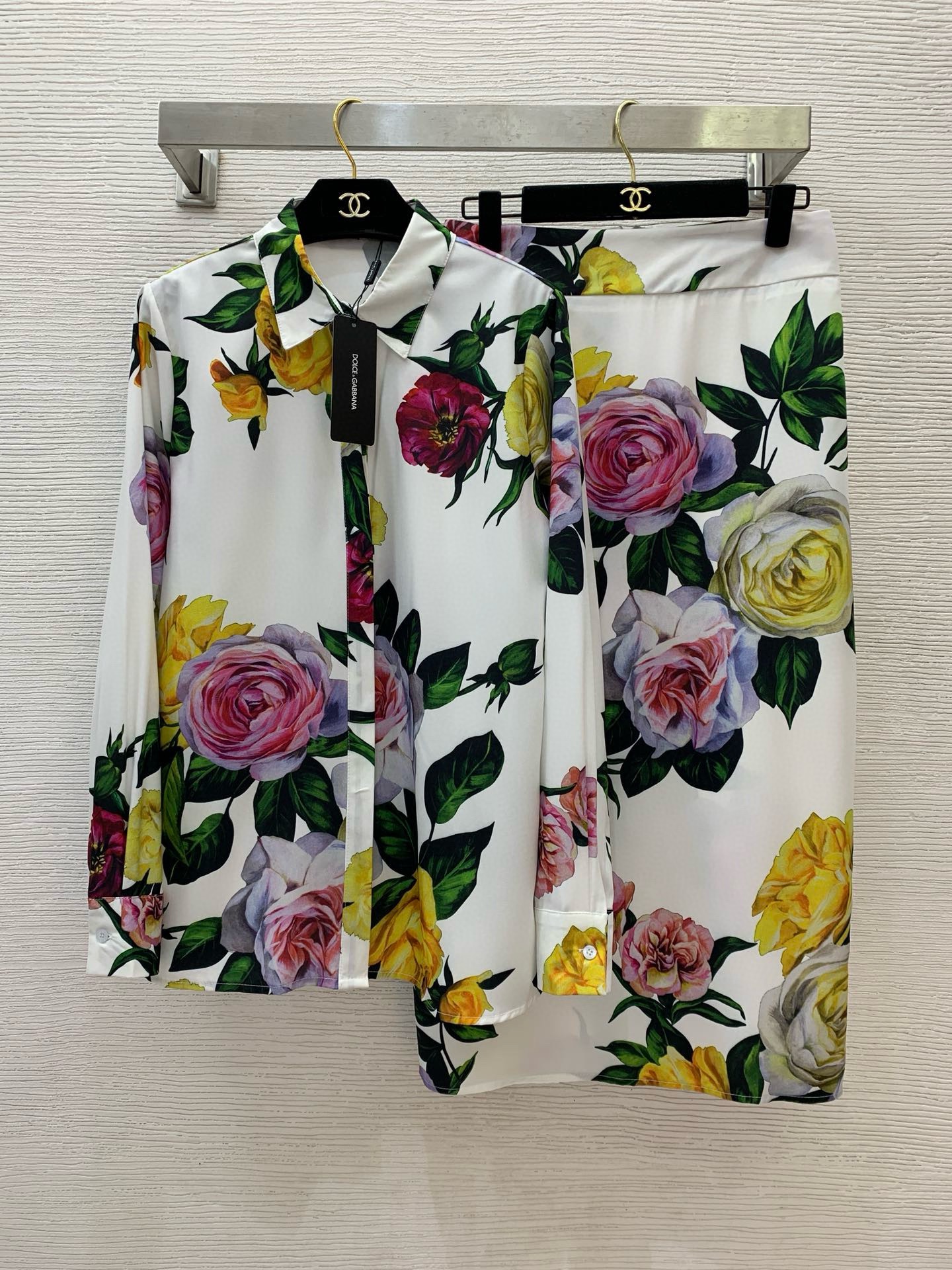 NO:311837,Set, lining, skirt number D25022054 Dolce & Gabbana DG* new style celebrity flower print fashion two-piece set!  A loose and versatile long-sleeved shirt with a high-waisted hip-packed back slit long skirt!  Black, white, (M size bust 100, sleeve length 63, clothing length 70; waist 72, hip 90, skirt length 83, Dolce & Gabbana, skirts, alexander wang19860909套、衬、半裙款号D25022054 杜嘉班纳DG*新款气质名媛花朵印花时尚两件套装！系扣翻领宽松百搭长袖衬衣高腰包臀后开叉长款半身裙！黑色、白色、（M码胸围100,袖长63,衣长70；腰围72,臀围90,裙长83,,Dolce&Gabbana,skirts,alexander wang,Women's clothing