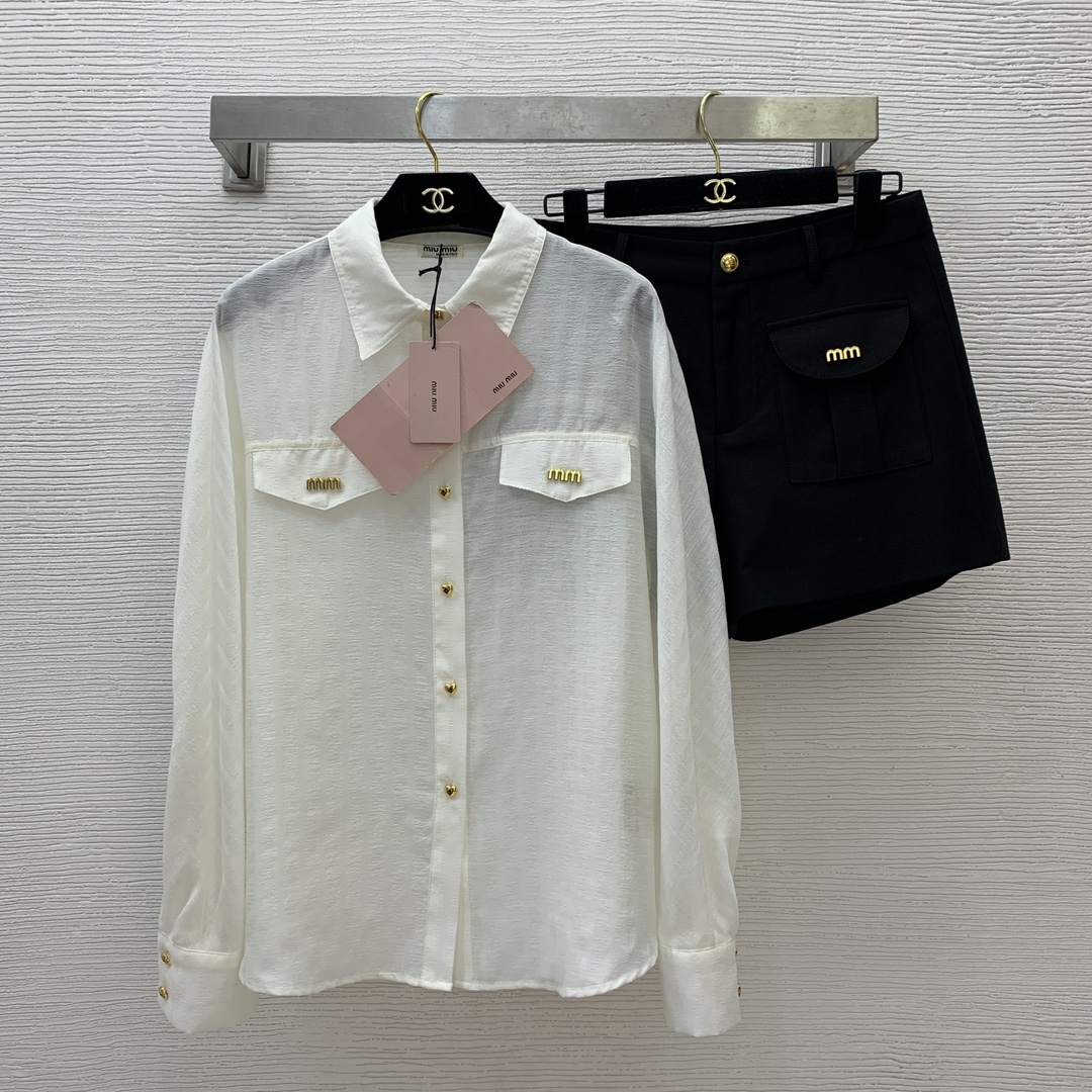 NO:309307,Model number G22078 MiuMi*Mi's new style sweet two-piece suit!  MM metal accessories decorative loose versatile button lapel long sleeve shirt with high waist A-line versatile shorts!  Pink, white, (M size bust 108, sleeve length 60, clothing length 67; M size waist 72, trousers length 33,,miumiu, shorts,alexander wang19860909款号G22078 MiuMi*缪家新款气质甜美两件套装！MM金属配件装饰宽松百搭系扣翻领长袖衬衣高腰A字百搭短裤！粉色、白色、（M码胸围108,袖长60,衣长67；M码腰围72,裤长33,,miumiu,shorts,alexander wang,Women's clothing