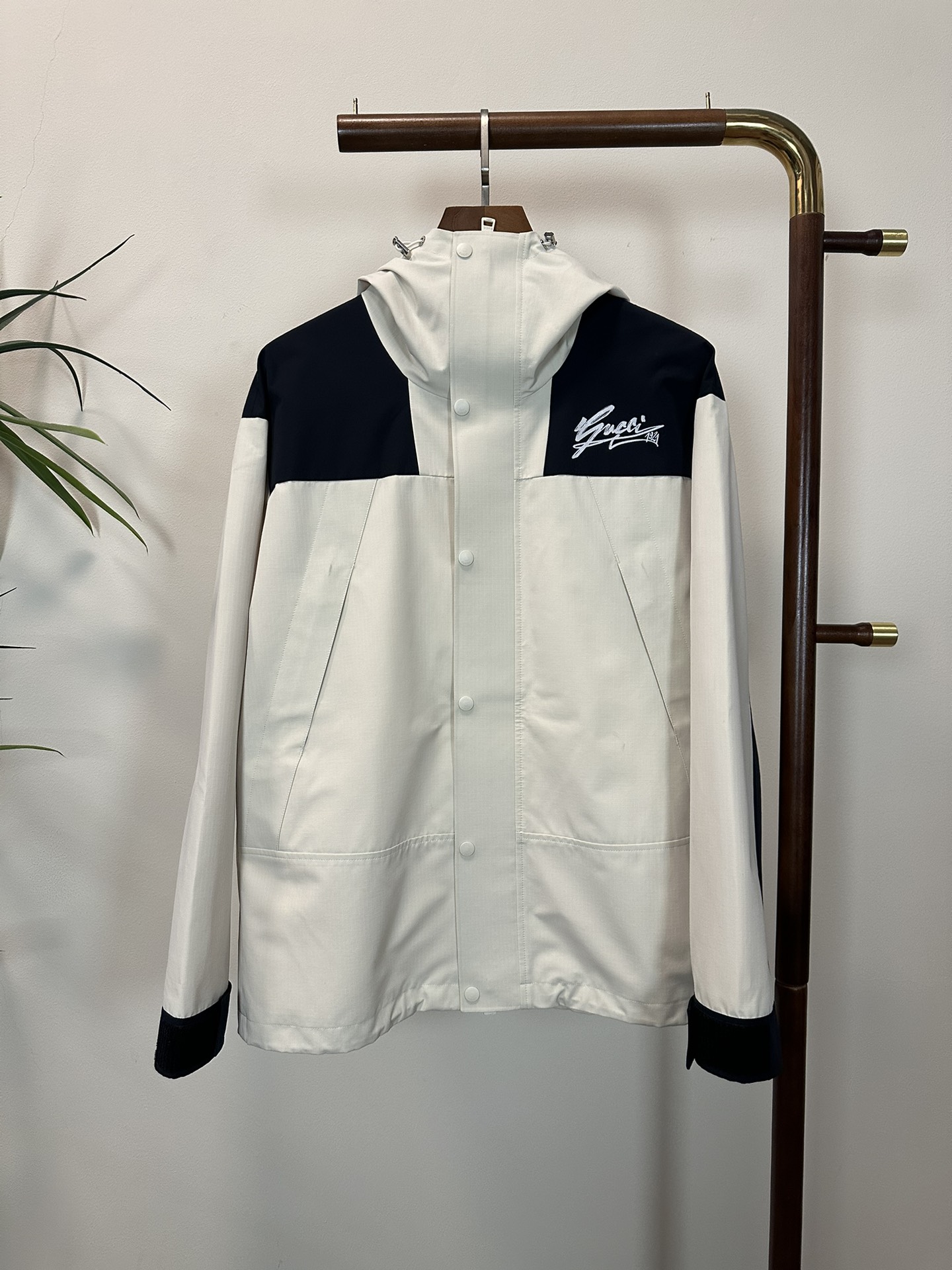 NO:513494,GU Gucci 2025 spring and summer new men's jacket jacket, fashionable and casual high-end version!  Customized fabrics for counters are breathable and comfortable, with impeccable details, and the brand element design concept reflects high quality. The feel is delicate and soft!  It is casually cut, with a great upper body style!  Count 48-56, gucci, jackets & coats, jackets & coats, alexander wang19860909GU 古驰 2025春夏新款男士冲锋衣夹克外套,时尚休闲高端版本！专柜定制面料 透气舒适度高,细节无可挑剔,品牌元素设计理念,体现高品质.手感细腻柔软！呈现休闲裁剪,上身版型超赞！ 码数48-56,,gucci,jackets & coats,jackets & coats,alexander wang,Men's clothing