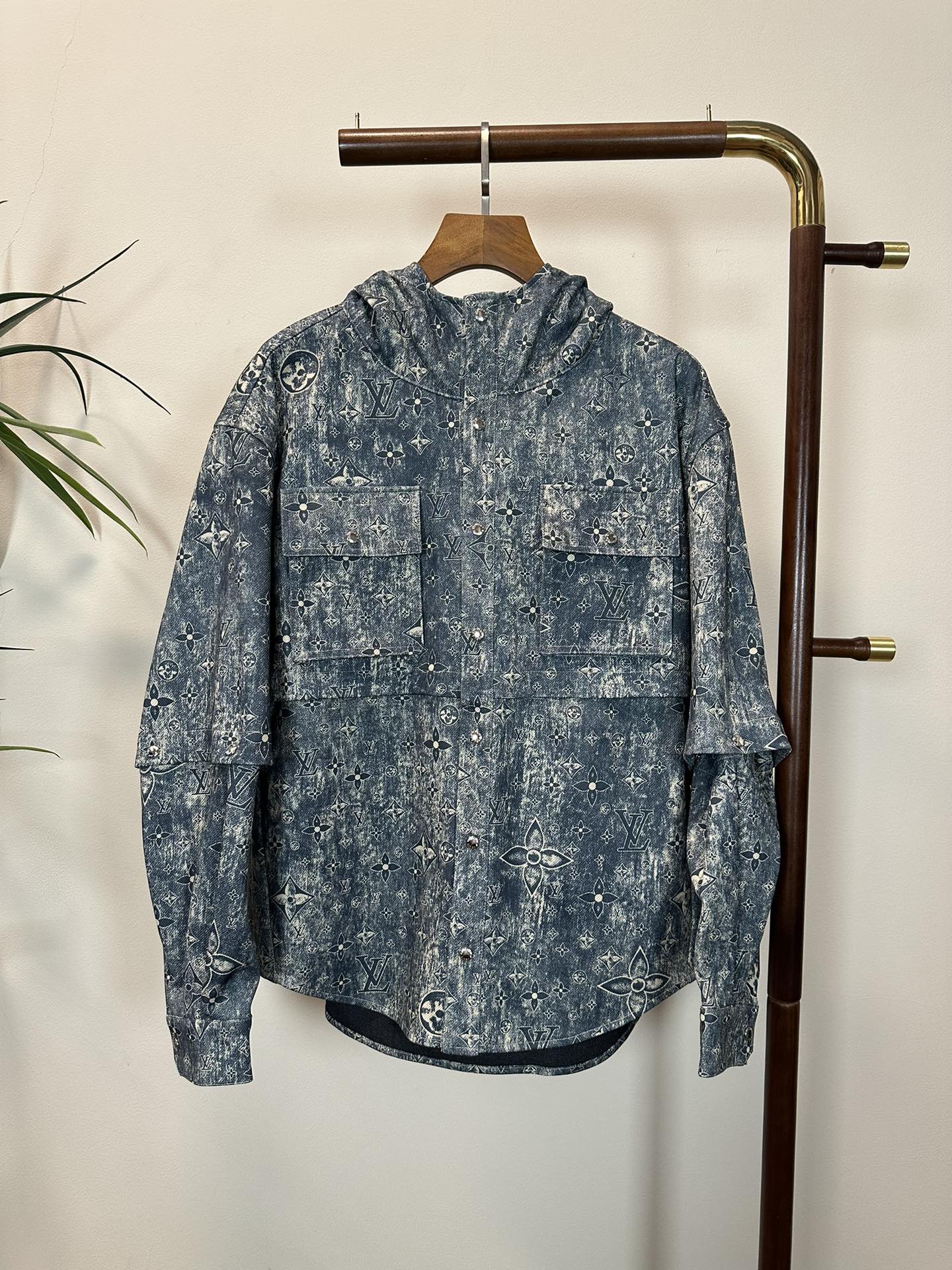 NO:513495,LV Louis Vuitton 2025 spring and summer new men's denim jacket hooded jacket, fashionable and casual high-end version!  Customized fabrics for counters are breathable and comfortable, with impeccable details, and the brand element design concept reflects high quality. The feel is delicate and soft!  It is casually cut, with a great upper body style!  Count 48-56, louis vuitton,louis vuitton,jackets & coats,jackets & coats,hats,alexander wang19860909LV 路易威登2025春夏新款男士牛仔夹克连帽外套,时尚休闲高端版本！专柜定制面料 透气舒适度高,细节无可挑剔,品牌元素设计理念,体现高品质.手感细腻柔软！呈现休闲裁剪,上身版型超赞！ 码数48-56,,louis vuitton,louis vuitton,jackets & coats,jackets & coats,hats,alexander wang,Men's clothing