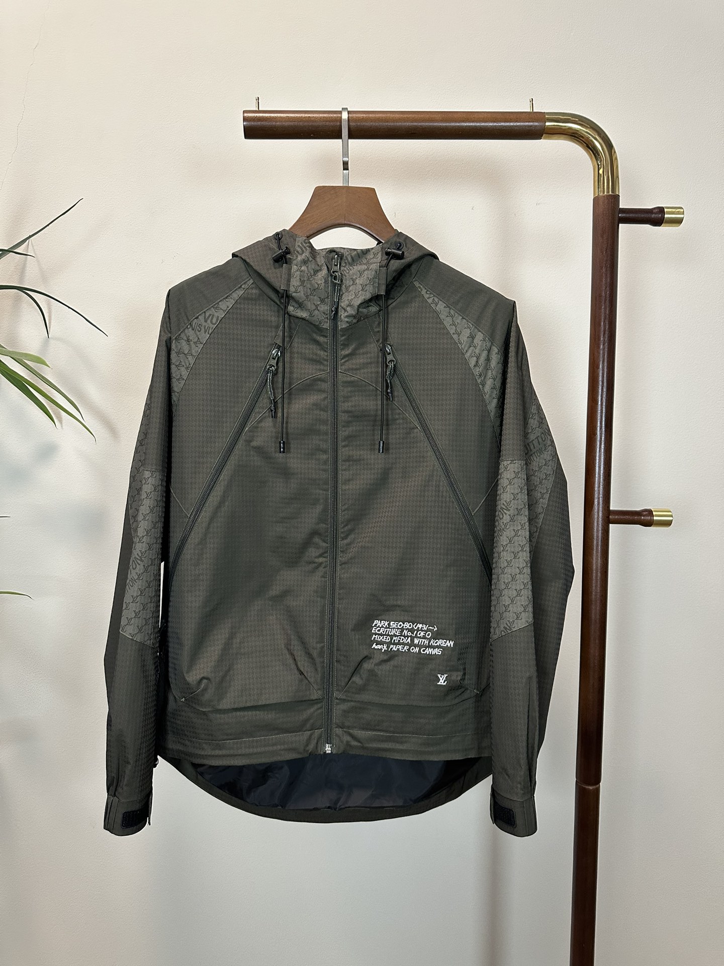 NO:513481,LV Louis Vuitton 2025 spring and summer new men's jacket jacket, fashionable and casual high-end version!  Customized fabrics for counters are breathable and comfortable, with impeccable details, and the brand element design concept reflects high quality. The feel is delicate and soft!  It is casually cut, with a great upper body style!  Count 48-56, louis vuitton,louis vuitton,jackets & coats,jackets & coats,alexander wang19860909LV 路易威登 2025春夏新款男士冲锋衣夹克外套,时尚休闲高端版本！专柜定制面料 透气舒适度高,细节无可挑剔,品牌元素设计理念,体现高品质.手感细腻柔软！呈现休闲裁剪,上身版型超赞！ 码数48-56,,louis vuitton,louis vuitton,jackets & coats,jackets & coats,alexander wang,Men's clothing