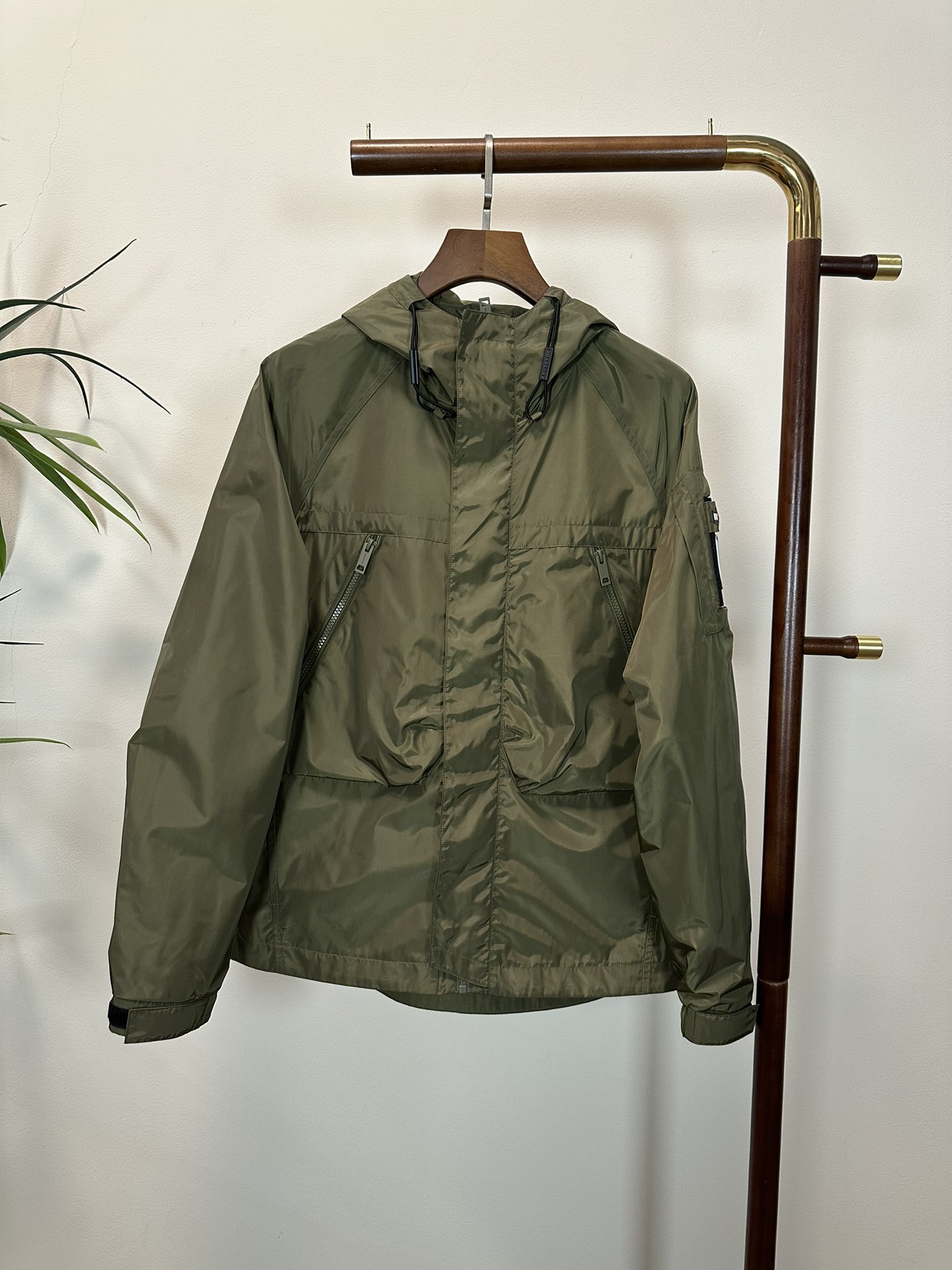 NO:512958,BBR Burberry 2025 spring and summer new men's jacket jacket, fashionable and casual high-end version!  Customized fabrics for counters are breathable and comfortable, with impeccable details, and the brand element design concept reflects high quality. The feel is delicate and soft!  It is casually cut, with a great upper body style!  Count 48-56, burberry, jackets & coats, jackets & coats, alexander wang19860909BBR 巴宝莉 2025春夏新款男士冲锋衣夹克外套,时尚休闲高端版本！专柜定制面料 透气舒适度高,细节无可挑剔,品牌元素设计理念,体现高品质.手感细腻柔软！呈现休闲裁剪,上身版型超赞！ 码数48-56,,burberry,jackets & coats,jackets & coats,alexander wang,Men's clothing