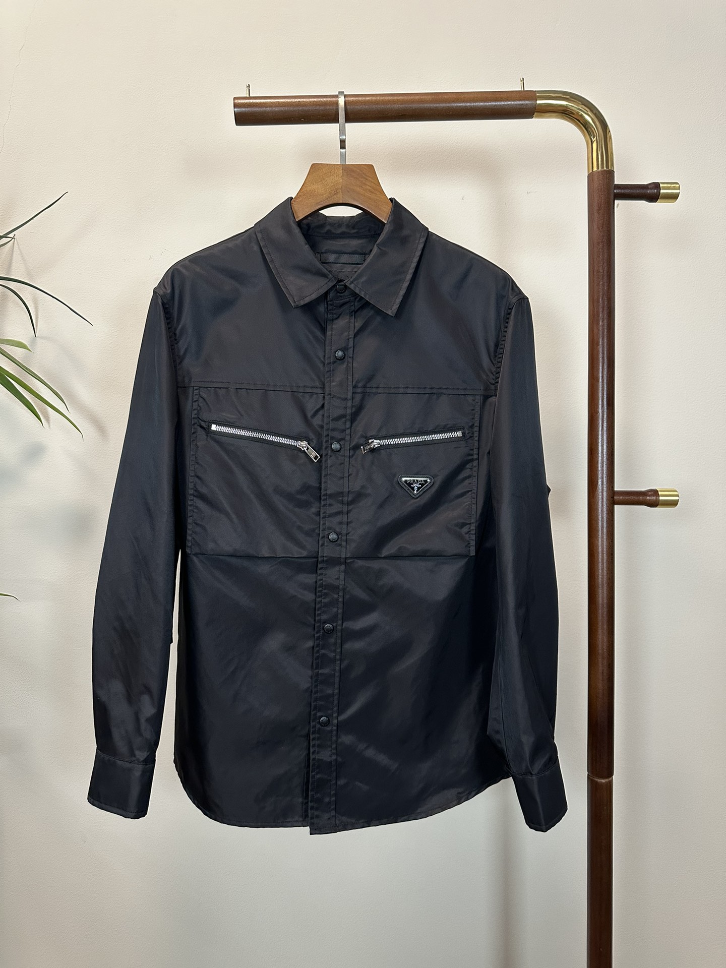 NO:512955,PRA Prada 2025 spring and summer new men's lapel shirt jacket, fashionable and casual high-end version!  Customized fabrics for counters are breathable and comfortable, with impeccable details, and the brand element design concept reflects high quality. The feel is delicate and soft!  It is casually cut, with a great upper body style!  Number of codes 48-56, prada, prada, jackets & coats,shirts,alexander wang19860909PRA 普拉达2025春夏新款男士翻领衬衫外套,时尚休闲高端版本！专柜定制面料 透气舒适度高,细节无可挑剔,品牌元素设计理念,体现高品质.手感细腻柔软！呈现休闲裁剪,上身版型超赞！ 码数48-56,,prada,prada,jackets & coats,shirts,alexander wang,Men's clothing