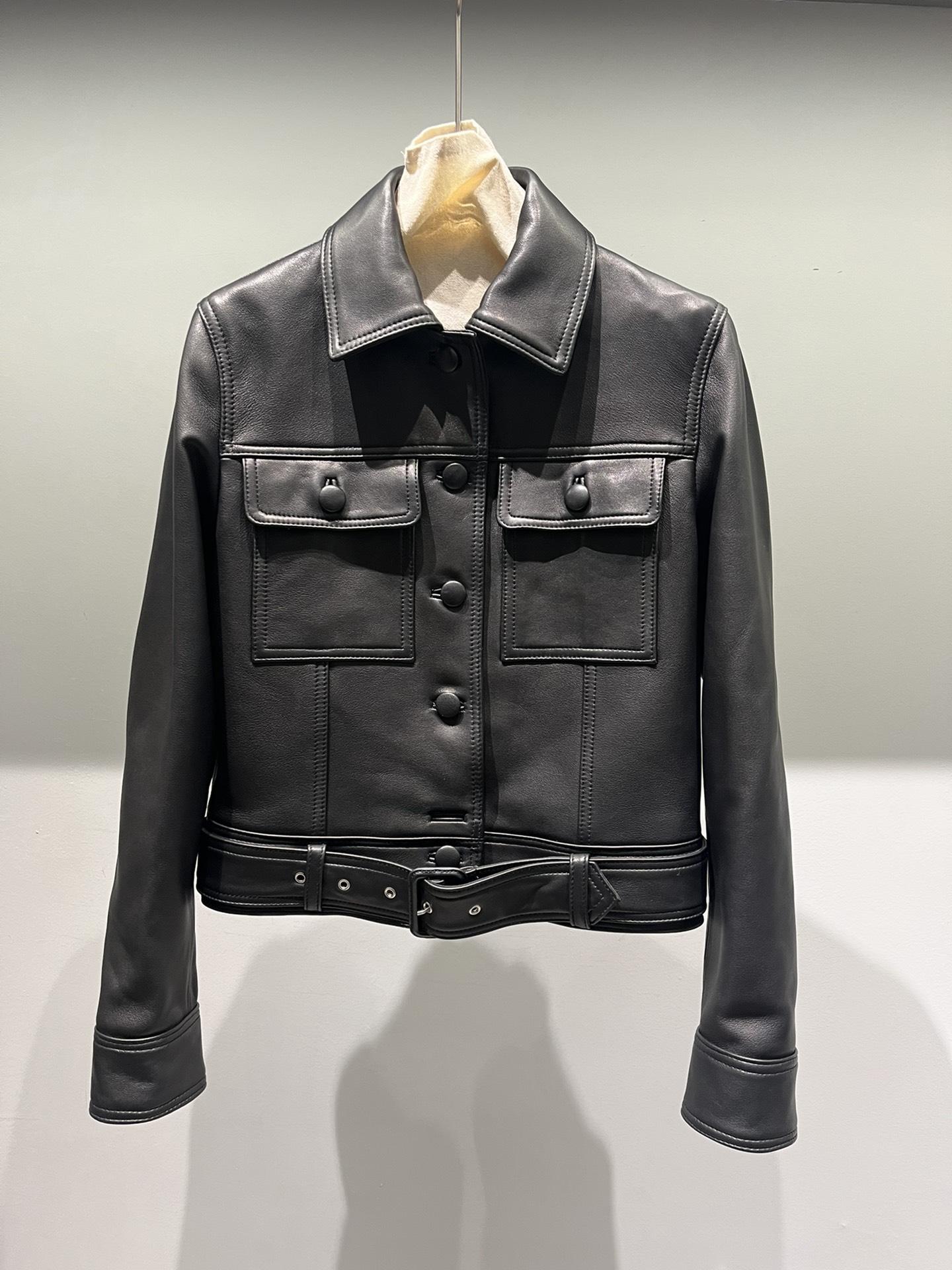 NO:755089,Saint Laurent's slim-fitting short model is very flattering, versatile for spring, super soft and waxy lambskin material, quality visible to the naked eye, Saint Laurent - Clothing, saint laurent, sheepskin,19860909圣罗兰偏修身版型短款很显身材,春天百搭款,超级软糯小羊皮材质,肉眼可见的质量,圣罗兰-服装,saint laurent,sheepskin,,Women's clothing