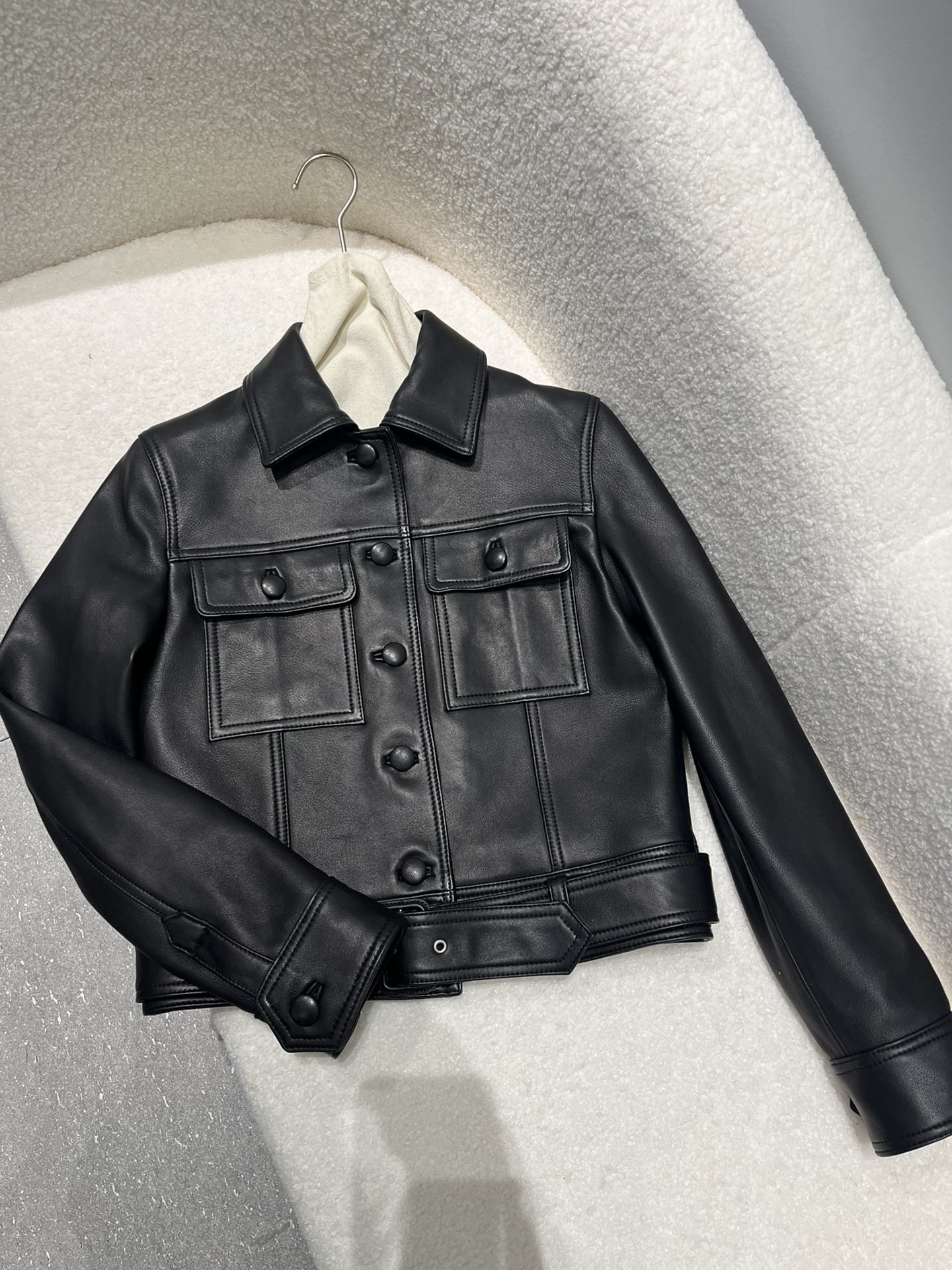 NO:755096,Saint Laurent's slim-fitting short style is very flattering, versatile for spring, super soft and waxy lambskin material, quality visible to the naked eye. Size S- Xxl, slim-fitting short style, saint laurent, sheepskin,19860909圣罗兰偏修身版型短款很显身材,春天百搭款,超级软糯小羊皮材质,肉眼可见的质量 尺寸S- Xxl码,偏修身短款,,saint laurent,sheepskin,,Women's clothing