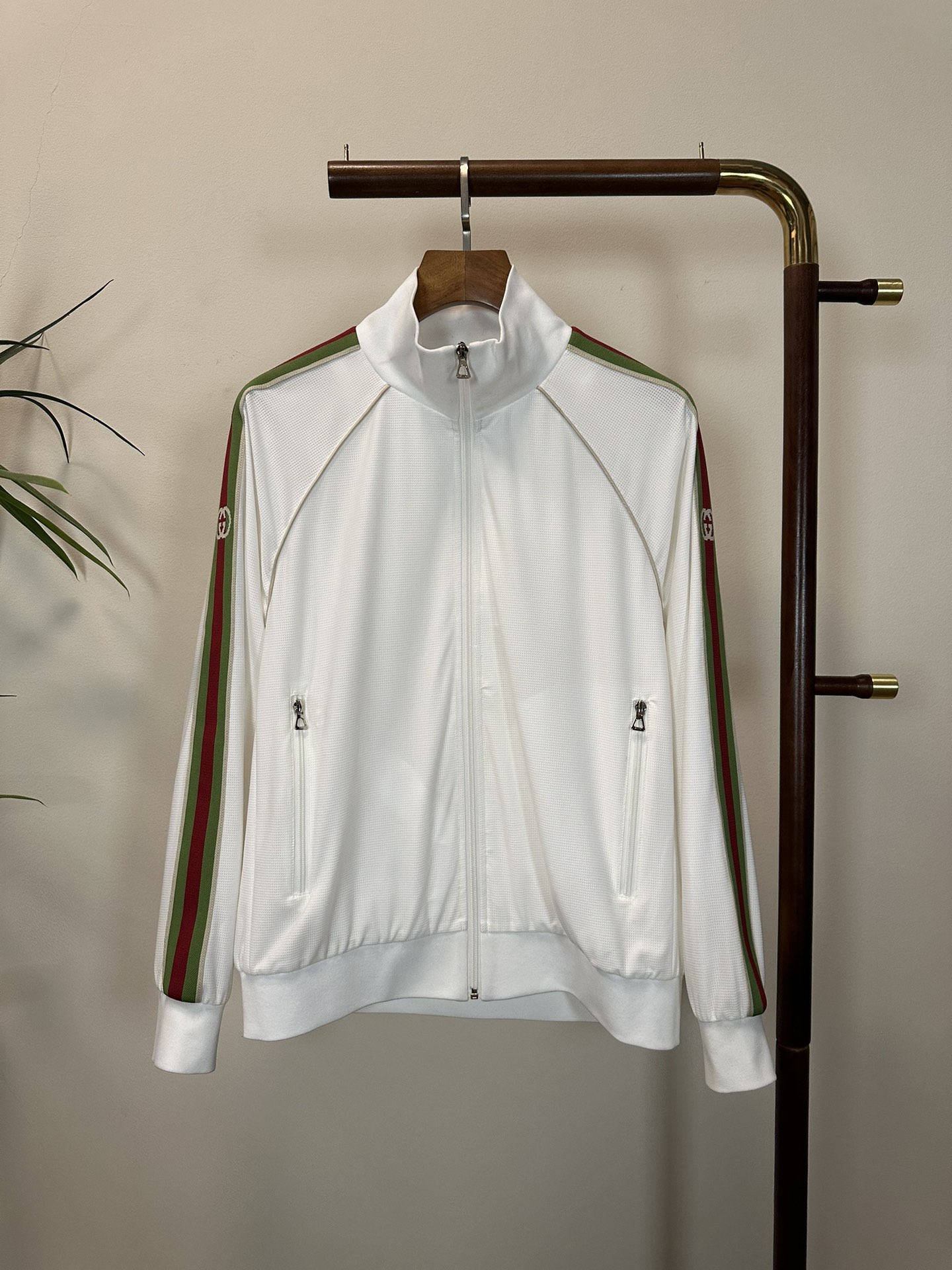 NO:512949,GU Gucci's new men's webbing logo striped jacket in 2025 spring and summer, a fashionable and casual high-end version!  Customized fabrics for counters are breathable and comfortable, with impeccable details, and the brand element design concept reflects high quality. The feel is delicate and soft!  It is casually cut, with a great upper body style!  Number of codes 48-56, gucci, jackets & coats, alexander wang19860909GU 古驰2025春夏新款男士织带logo条纹外套,时尚休闲高端版本！专柜定制面料 透气舒适度高,细节无可挑剔,品牌元素设计理念,体现高品质.手感细腻柔软！呈现休闲裁剪,上身版型超赞！ 码数48-56,,gucci,jackets & coats,alexander wang,Men's clothing