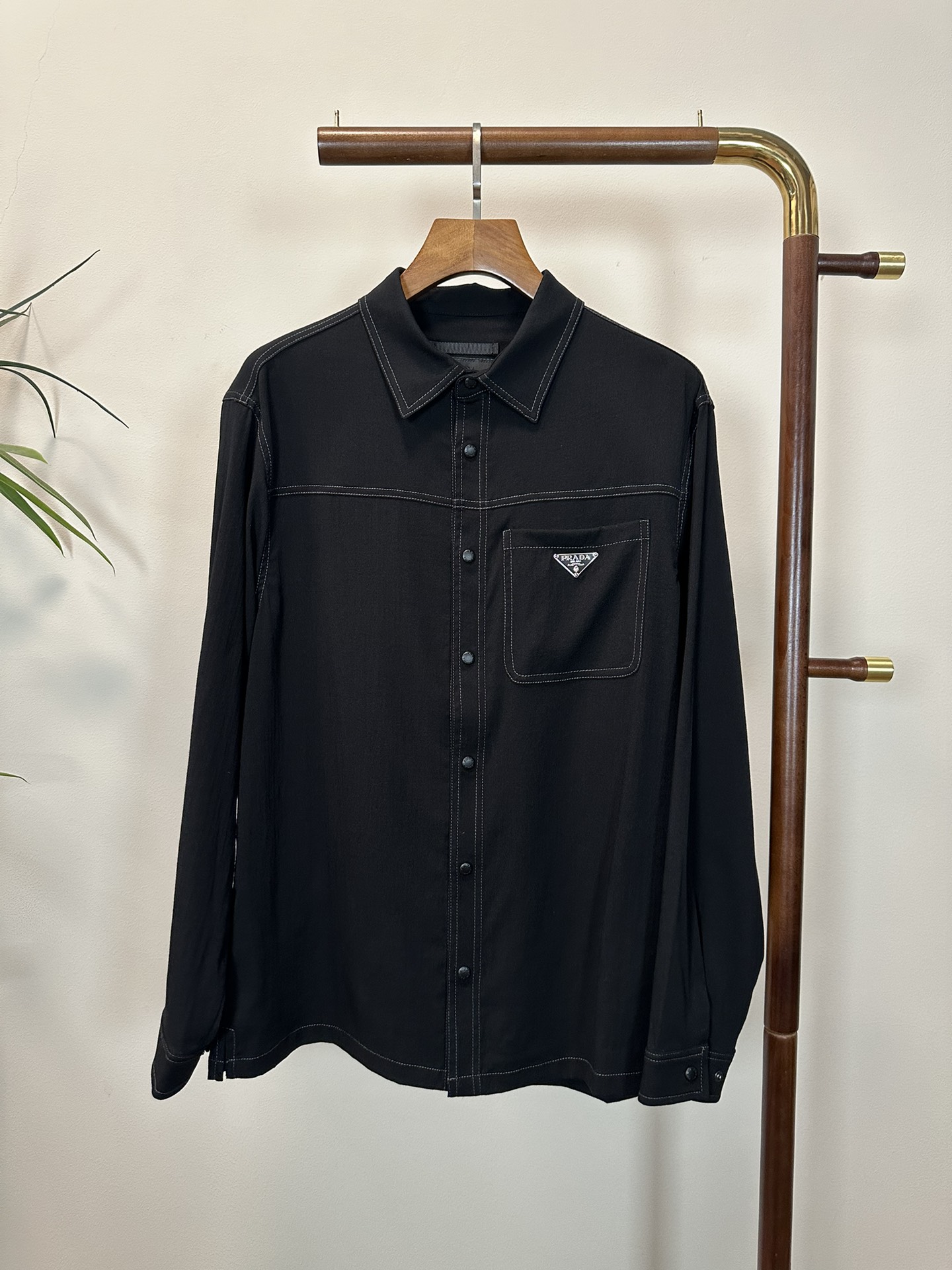 NO:512108,PRA Prada 2025 spring and summer new men's shirt jacket, fashionable and casual high-end version!  Customized fabrics for counters are breathable and comfortable, with impeccable details, and the brand element design concept reflects high quality. The feel is delicate and soft!  It is casually cut, with a great upper body style!  Number of codes 48-56, prada, prada, jackets & coats,shirts,alexander wang19860909PRA 普拉达2025春夏新款男士衬衫外套,时尚休闲高端版本！专柜定制面料 透气舒适度高,细节无可挑剔,品牌元素设计理念,体现高品质.手感细腻柔软！呈现休闲裁剪,上身版型超赞！ 码数48-56,,prada,prada,jackets & coats,shirts,alexander wang,Men's clothing