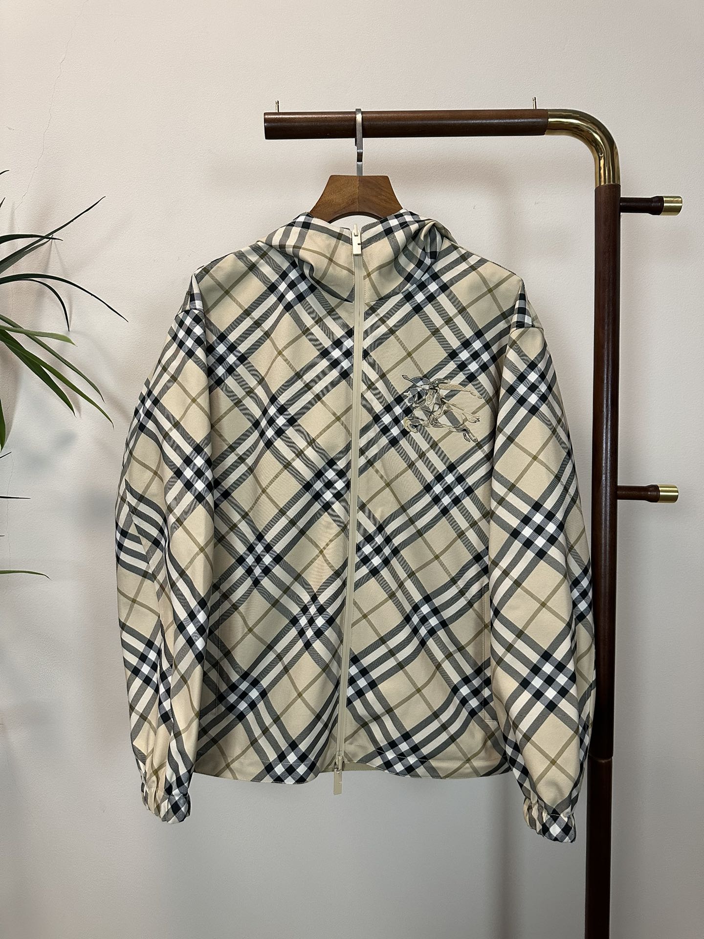 NO:512106,BBR Burberry 2025 spring and summer new men's plaid jacket, fashionable and casual high-end version!  Customized fabrics for counters are breathable and comfortable, with impeccable details, and the brand element design concept reflects high quality. The feel is delicate and soft!  It is casually cut, with a great upper body style!  Count 48-56, burberry, jackets & coats, jackets & coats, alexander wang19860909BBR巴宝莉 2025春夏新款男士格纹夹克外套,时尚休闲高端版本！专柜定制面料 透气舒适度高,细节无可挑剔,品牌元素设计理念,体现高品质.手感细腻柔软！呈现休闲裁剪,上身版型超赞！ 码数48-56,,burberry,jackets & coats,jackets & coats,alexander wang,Men's clothing