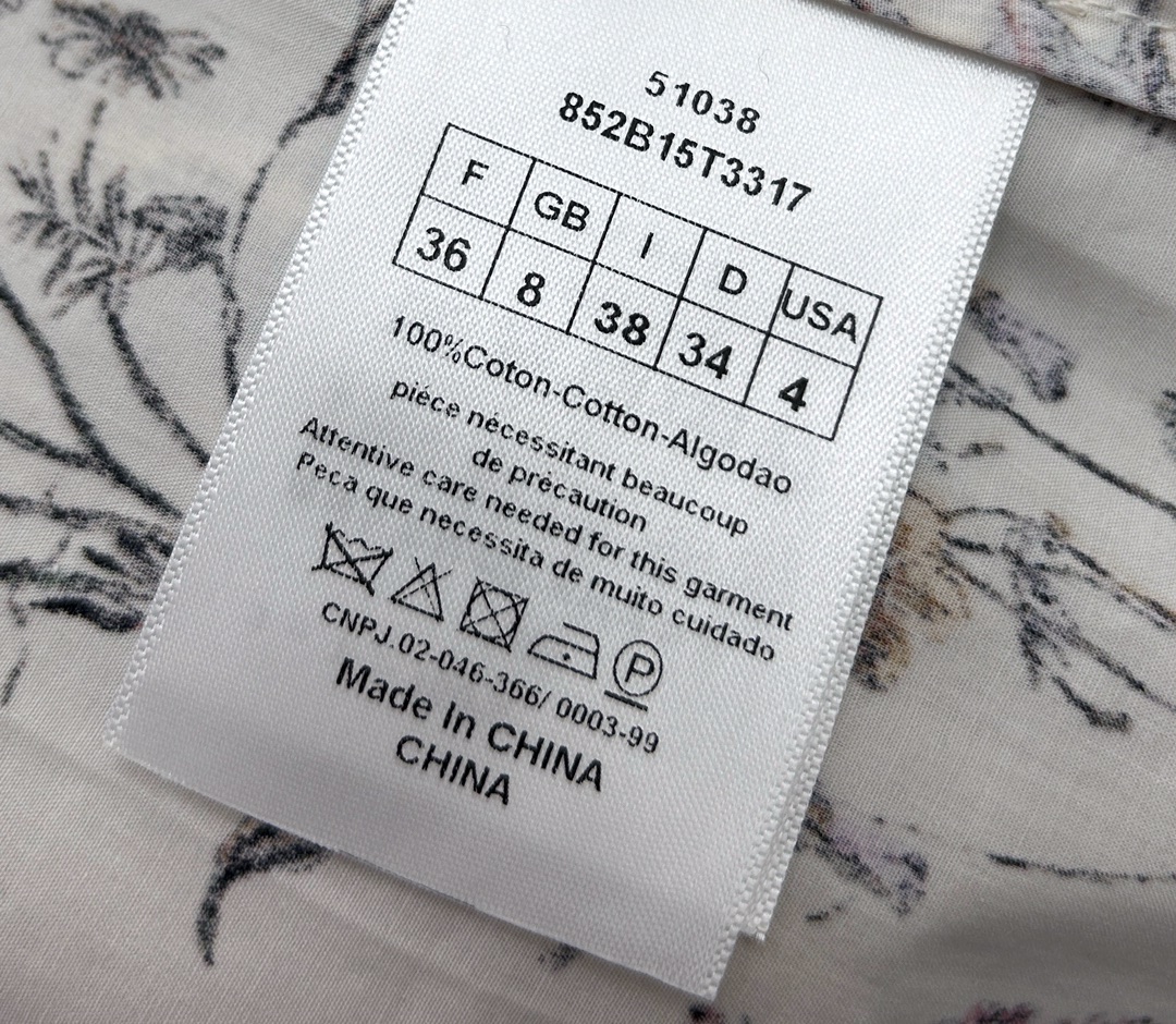25新款 D家木耳花领褶皱印花收腰连衣裙👗 短袖设计，优雅气质印花真的超特别 开模定制设计 精致时尚 搭