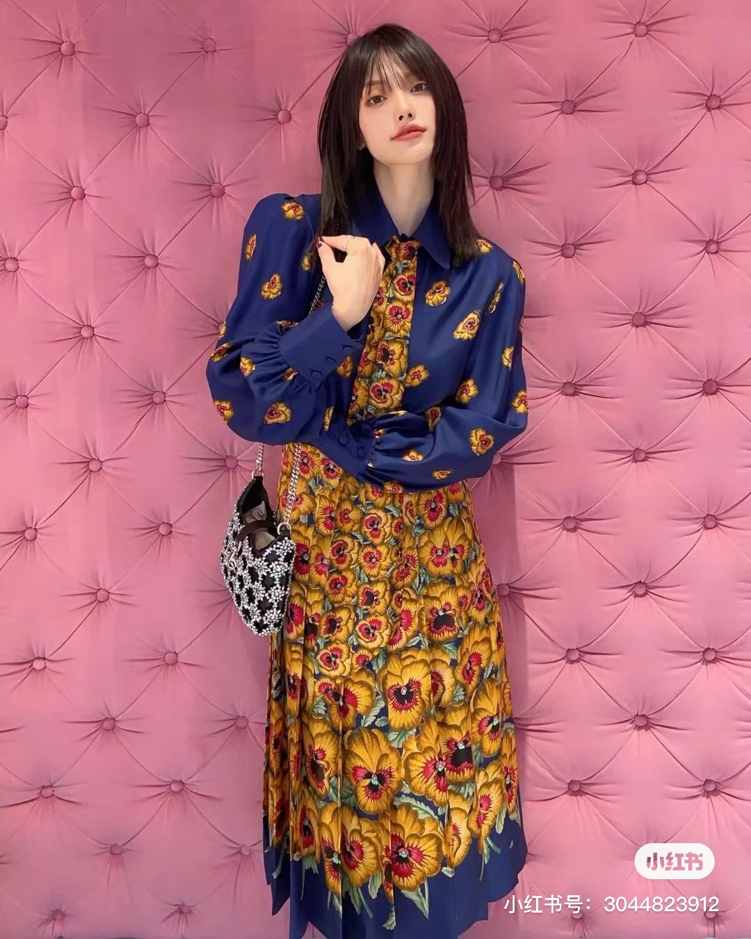 NO:309330,Model number G22049 GUCC* new high-end custom fashionable printed two-piece set!  Loose lace-up bow-decorative buckle lapel long sleeve acetic acid silky shirt high waist pleated midi skirt!  Blue yellow, black pink, (M size bust 94, sleeve length 59, clothing length 64; waist 72, skirt length 74), gucci, skirt length 74), alexander wang19860909款号G22049 GUCC*新款高端定制洋气时尚印花两件套装！宽松系带蝴蝶结装饰系扣翻领长袖醋酸丝滑衬衣高腰压褶中长款半身裙！蓝黄色、黑粉色、（M码胸围94,袖长59,衣长64；腰围72,裙长74）,,gucci,skirts,alexander wang,Women's clothing