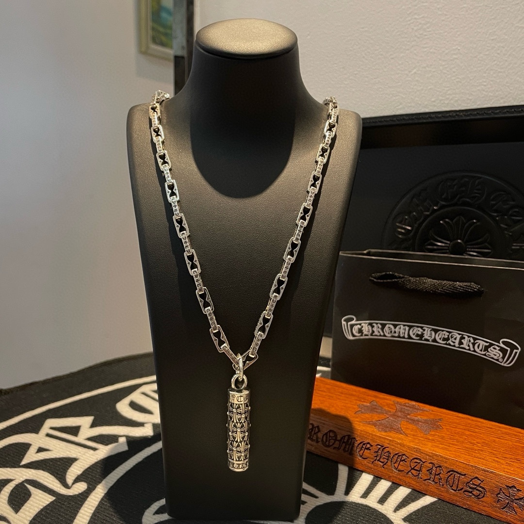 NO:105240,TikTok/Kuaishou/ins/Xiaohongshu/Live Hot, New [Counter Quality] Chrome Hearts Croxin letter square buckle necklace, cross cylindrical pendant, different pattern design styles with concave and convex shapes present uniqueness. Cross Scout flowers are Croxin's ambitions, so they last longer. Genuine version of Chrome Hearts Croxin, different from the market, benchmark the quality of the version, look at the details of the letter printing, retro old gray oxygen level. Seiko version!  !  !  Pure handmade ~ Authentic model opening must-have fashion and fashion, both men and women can wear it, same style for couples, original official website, rock punk style silver style, retro elements, trendy and versatile!  , jewelry boutique, chrome hearts, chrome hearts, necklace19860909批 抖音/快手/ins/小红书/直播热门 ,新款【专柜品质】Chrome Hearts克罗心字母方扣项链 ,十字架圆柱吊坠,凹凸造型不同的花纹设计风格 呈现出与众不同 十字架 童军花是克罗心的志 所以更经久不衰 正品打版Chrome Hearts克罗心 区别市场普通轻版 对版对标品质 看字印细节 复古做旧灰氧程度.精工版本！！！ 纯手工打造 ～正品开模潮流时尚必备 男女均可佩戴 情侣同款 官网原版 摇滚朋克泰银风格 复古元素 潮流百搭！,饰品精品,chrome hearts,chrome hearts,necklace,Jewelry