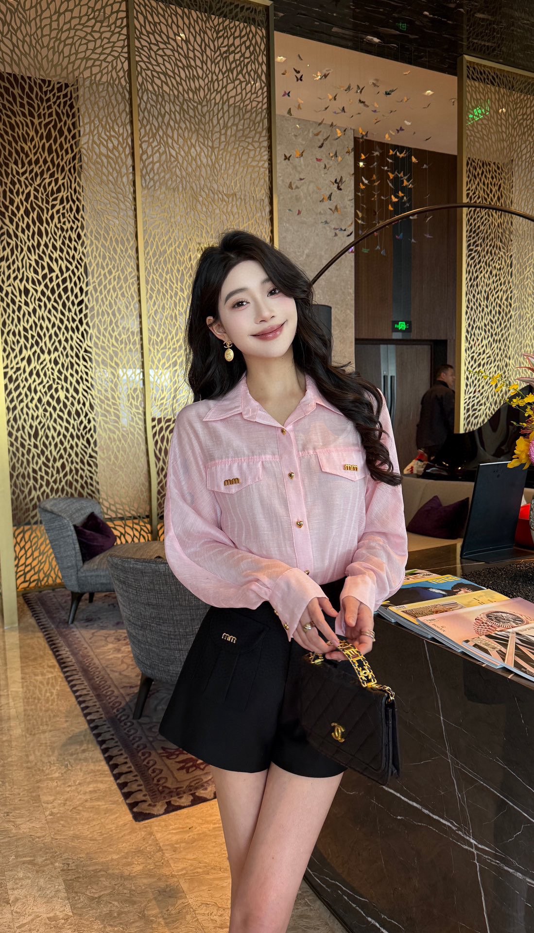 NO:309310,Model number G22078 MiuMi*Mi's new style sweet two-piece suit!  MM metal accessories decorative loose versatile button lapel long sleeve shirt with high waist A-line versatile shorts!  Pink, white, (M size bust 108, sleeve length 60, clothing length 67; M size waist 72, pants length 33) hair,,miumiu, shorts,alexander wang19860909款号G22078 MiuMi*缪家新款气质甜美两件套装！MM金属配件装饰宽松百搭系扣翻领长袖衬衣高腰A字百搭短裤！粉色、白色、（M码胸围108,袖长60,衣长67；M码腰围72,裤长33）发,,miumiu,shorts,alexander wang,Women's clothing