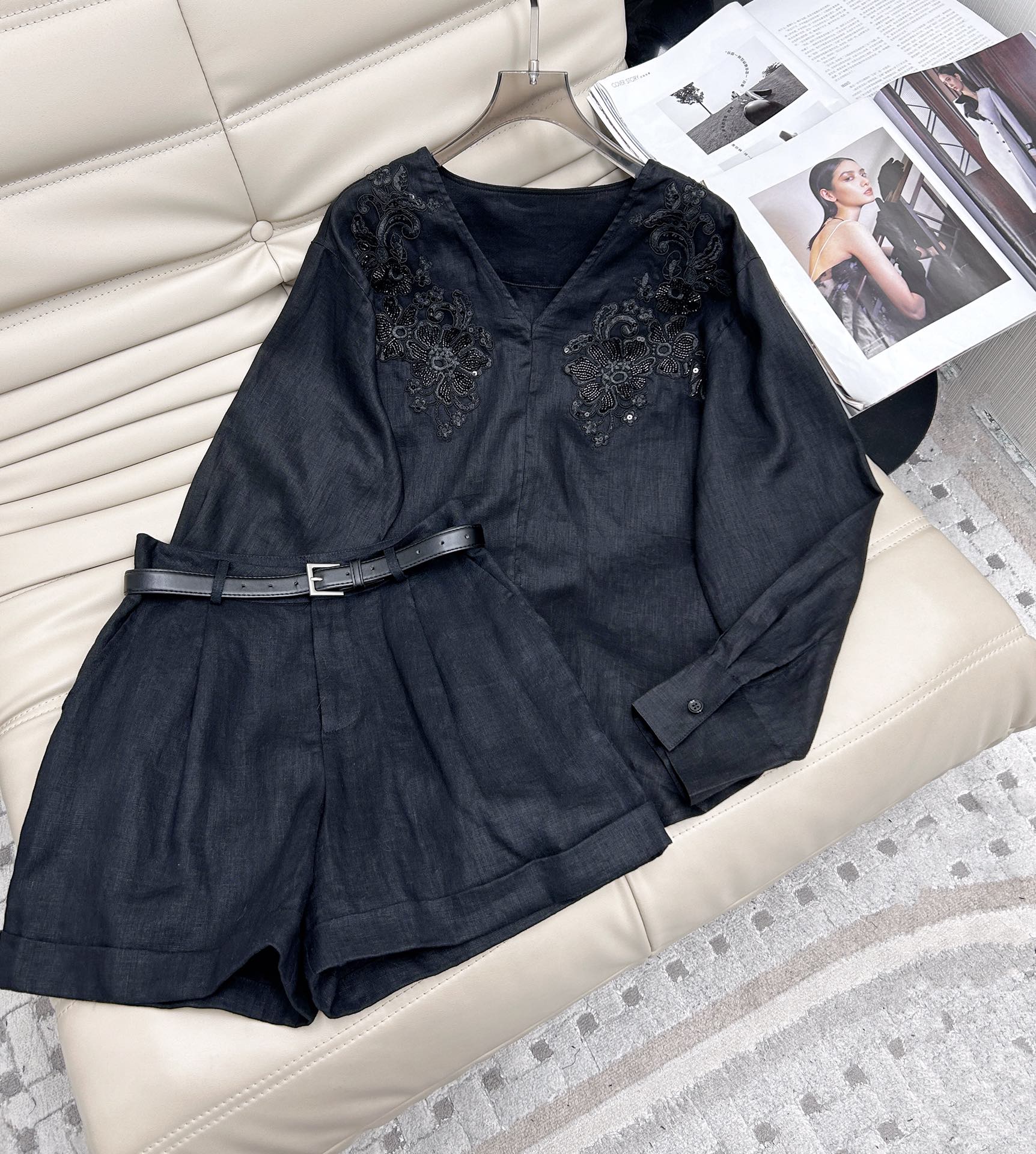 NO:309706,Exclusive first release of tops and pants 25ss——A new heavy industry V-neck beaded retro tops and shorts two-piece set is essential for everyday and easy to go out. A set of matching is fashionable online. The upper body is elegant and casual and lazy. V-neck top   high-waist shorts. The whole set is matched with imported linen fabric. Full of details. 2 colors SML, shorts, alexander wang19860909上衣裤子独家首发 25ss——新款重工V领钉珠复古上衣短裤两件套日常轻松出街必备 一套搭配时髦感在线 上身优雅又带随性慵懒 V领上衣 高腰短裤 整套搭配 采用进口亚麻面料 细节感满满 2色SML,,shorts,alexander wang,Women's clothing