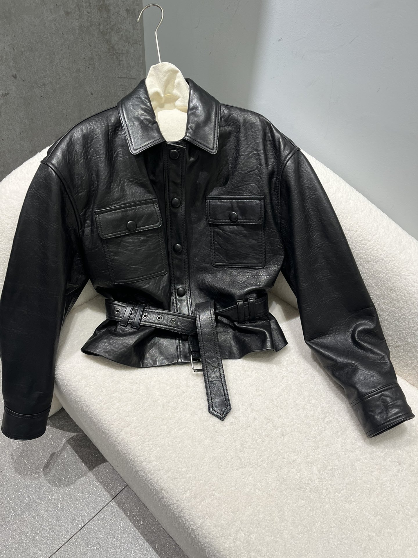 NO:755113,The counter version is restored, the two colors are super beautiful, the apricot color is soft lambskin, the texture is very soft and waxy, the black is sheepskin naturally foamed with texture, relatively thick and stylish. The buttons are horn buttons, very high-end, size S-19860909专柜版型还原,两色超美,杏色属于柔软小羊皮质感很软很糯,黑色是羊皮自然发泡带纹理,相对厚实有型.扣子是牛角扣很高档 尺寸S- Xl码,宽松版型,不挑身材,自然泡很清晰的纹理,圣罗兰-服装,saint laurent,sheepskin,,Women's clothing