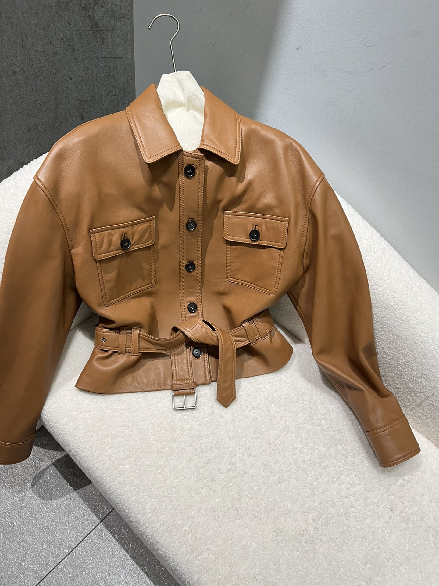 NO:755108,The counter version is restored, the two colors are super beautiful, the apricot color is soft lambskin, the texture is very soft and waxy, the black is sheepskin naturally foamed with texture, relatively thick and stylish. The buttons are horn buttons, very high-end, super soft apricot lambskin, it will be a little darker if it is not photographed under the spotlight, saint laurent - clothing, saint laurent, sheepskin,19860909专柜版型还原,两色超美,杏色属于柔软小羊皮质感很软很糯,黑色是羊皮自然发泡带纹理,相对厚实有型.扣子是牛角扣很高档 超柔软杏色小羊皮,射灯下拍不出来会偏深一点点,圣罗兰-服装,saint laurent,sheepskin,,Women's clothing