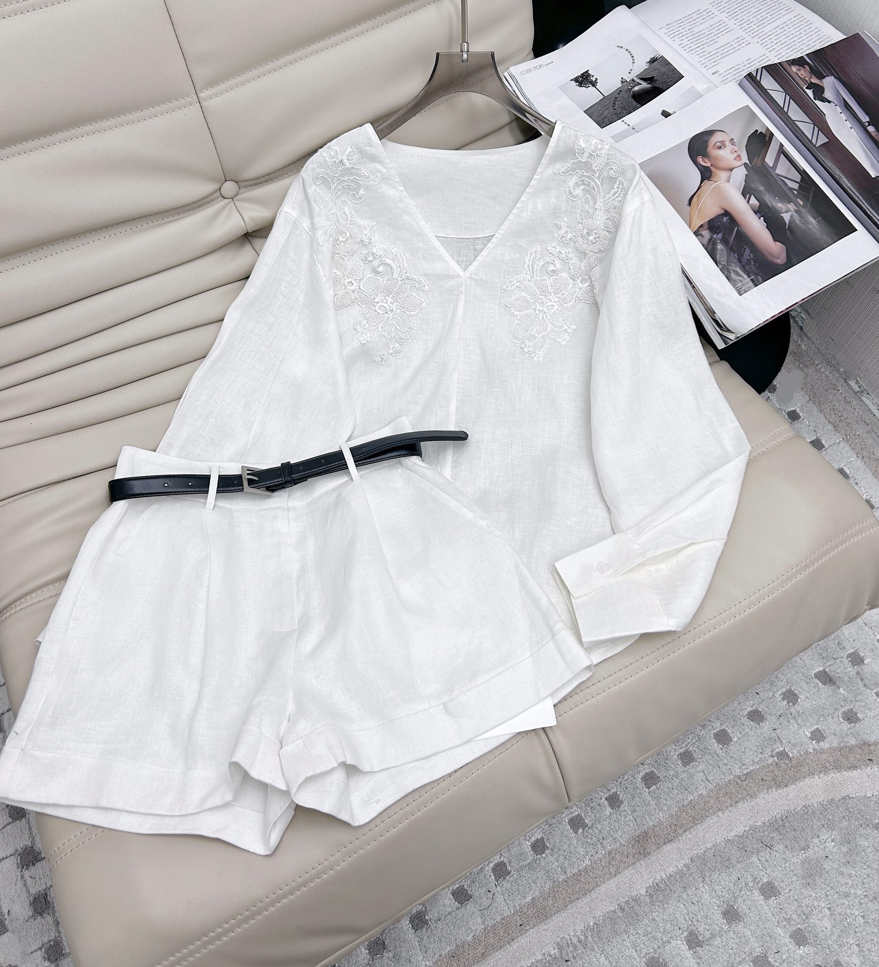 NO:309709,Tops and pants are launched first 25ss - a new heavy industry V-neck beaded retro tops and shorts two-piece set is essential for everyday and easy to go out. A set of matching is fashionable online. The upper body is elegant and casual and lazy. V-neck top   high-waist shorts. The whole set is matched with imported linen fabric. Full of details. 2 colors SM, shorts, alexander wang19860909上衣裤子首发 25ss——新款重工V领钉珠复古上衣短裤两件套日常轻松出街必备 一套搭配时髦感在线 上身优雅又带随性慵懒 V领上衣 高腰短裤 整套搭配 采用进口亚麻面料 细节感满满 2色SM,,shorts,alexander wang,Women's clothing