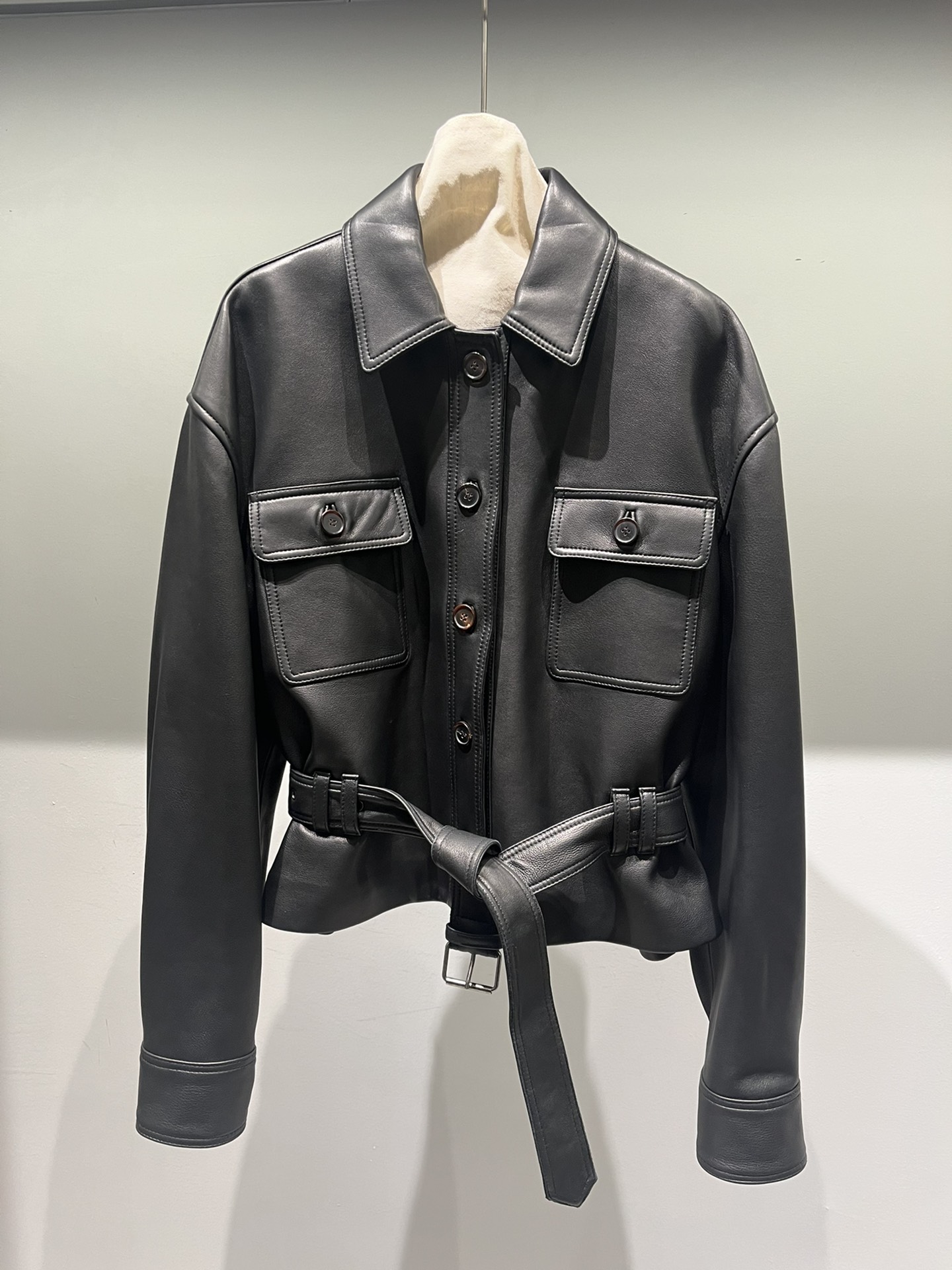 NO:755117,The counter version is restored, the two colors are super beautiful, the apricot color is soft lambskin, the texture is very soft and waxy, the black is sheepskin naturally foamed with texture, relatively thick and stylish. The buttons are horn buttons, which are very high-end. The buttons are all with logos, saint laurent-clothing, saint laurent, sheepskin,19860909专柜版型还原,两色超美,杏色属于柔软小羊皮质感很软很糯,黑色是羊皮自然发泡带纹理,相对厚实有型.扣子是牛角扣很高档 扣子都是带logo,圣罗兰-服装,saint laurent,sheepskin,,Women's clothing