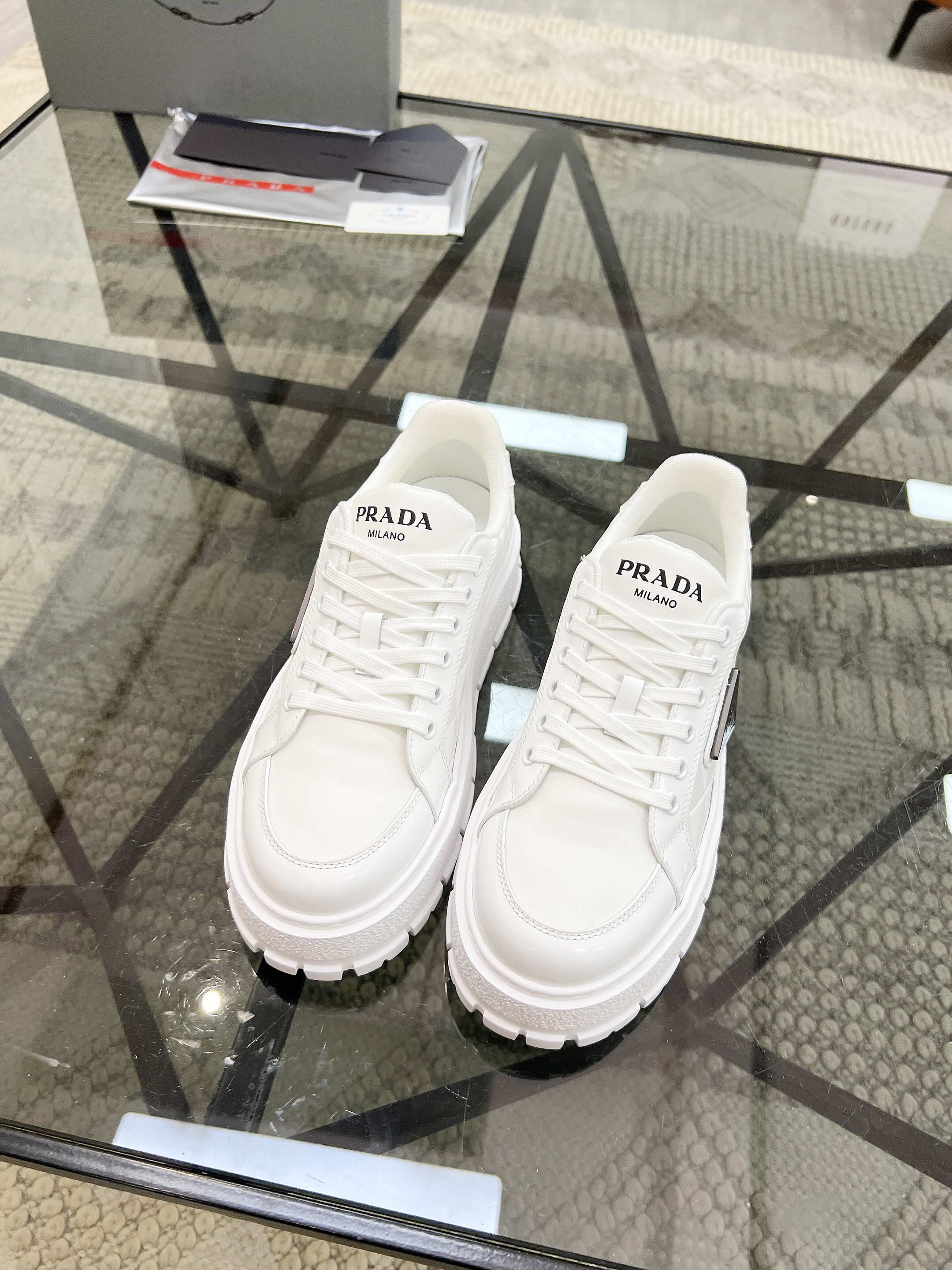 NO:221808,Brand P R A D A Color Original Color Pair Number 39-44 Customized 38.45 Price Material Prada New Product Original Single-Custom Low-top Casual Sports Shoes!  The upper is made of original cowhide with mesh lining. The original molded sole of cowhide is made of high quality, worth owning. Prada, prada, sneakers, cowhide19860909品牌P R A D A 颜色原版配色 码数39-44定做38.45 价格 材质普拉达新品原单货低帮休闲运动鞋！鞋面采用原版牛皮搭配网布内里 牛皮垫脚原版开模大底、高品质值得拥有,普拉达,prada,sneakers,cowhide,Men's shoes