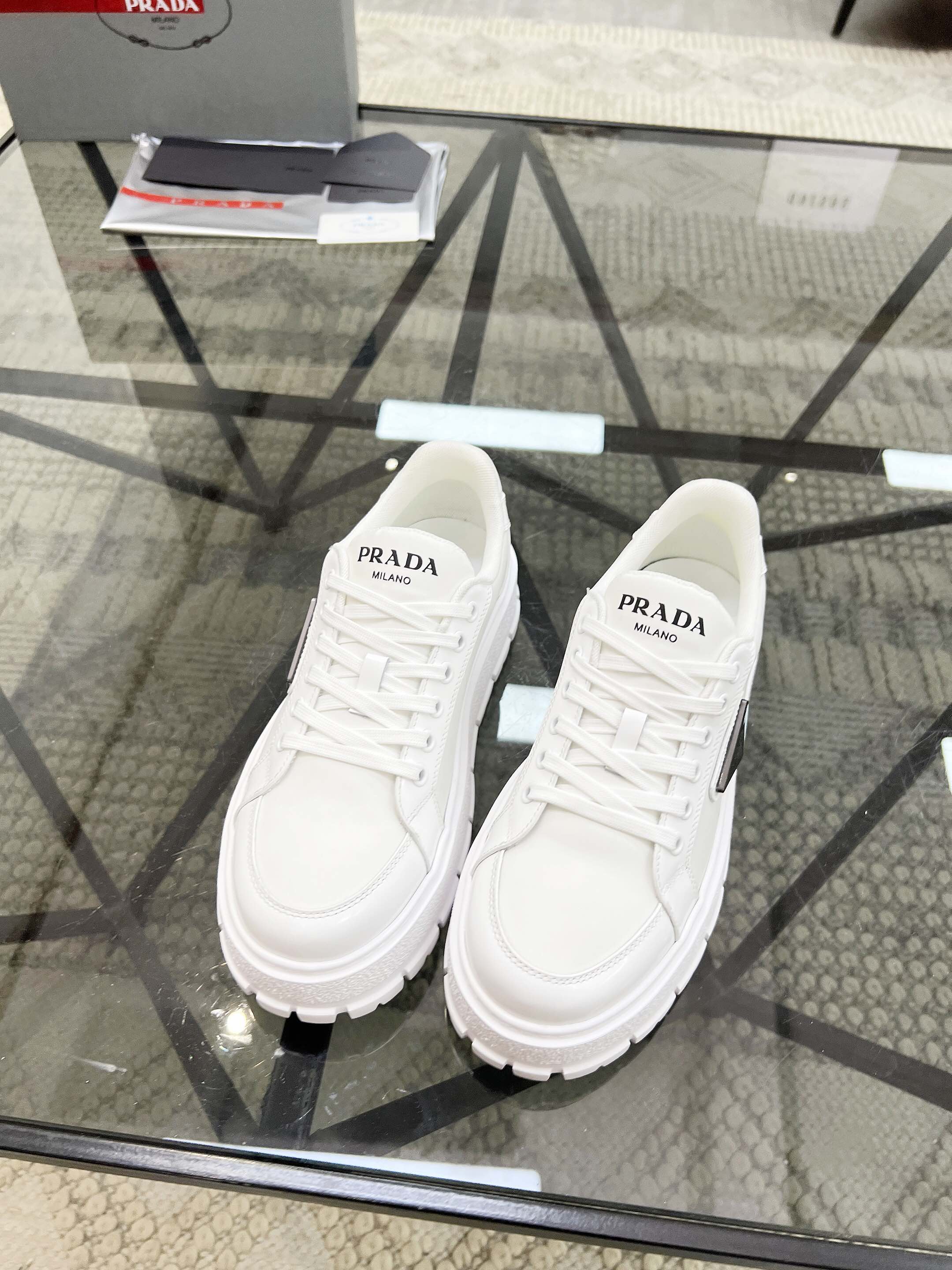 NO:222794,Brand P R A D A Color Original Color Pair Number 39-44 Customized 38.45 Price Material Prada New Product Original Single-Custom Low-top Casual Sports Shoes!  The upper is made of original cowhide with mesh lining. The original molded sole of cowhide is made of high quality, worth owning. Prada, prada, sneakers, cowhide19860909品牌P R A D A 颜色原版配色 码数39-44定做38.45 价格 材质普拉达新品原单货低帮休闲运动鞋！鞋面采用原版牛皮搭配网布内里 牛皮垫脚原版开模大底、高品质值得拥有,普拉达,prada,sneakers,cowhide,Men's shoes