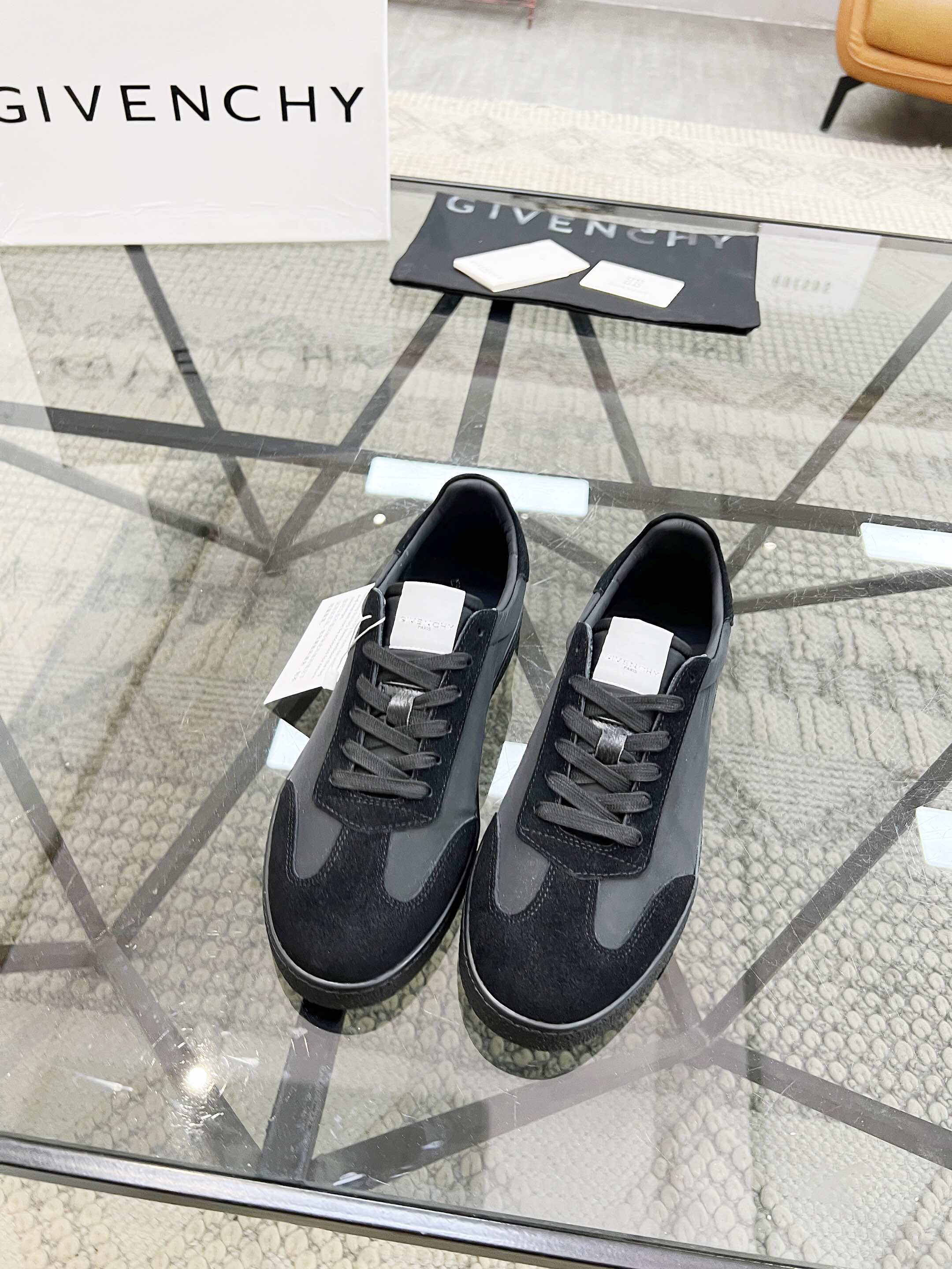 NO:221917,Brand GIVENCHY Color Original Color Number 38-44 Customized 45.46 Price Material Givenchy Top-grade Original Product!  The upper is sold simultaneously with cowhide and colored cloth water-dyed cowhide leather. Original outsole. The style is fashionable, simple and elegant. All-match style. Givenchy casual shoes. Givenchy, given, given, cowhide.19860909品牌GIVENCHY 颜色 原版配色 码数38-44定做45.46 价格 材质纪梵希顶级·原单货！精品好货专柜 同步发售鞋面采用牛皮搭配彩色布面水染牛皮里 原版大底 版型时尚简洁大方 百搭款,纪梵希休闲鞋,givenchy,givenchy,cowhide,Men's shoes