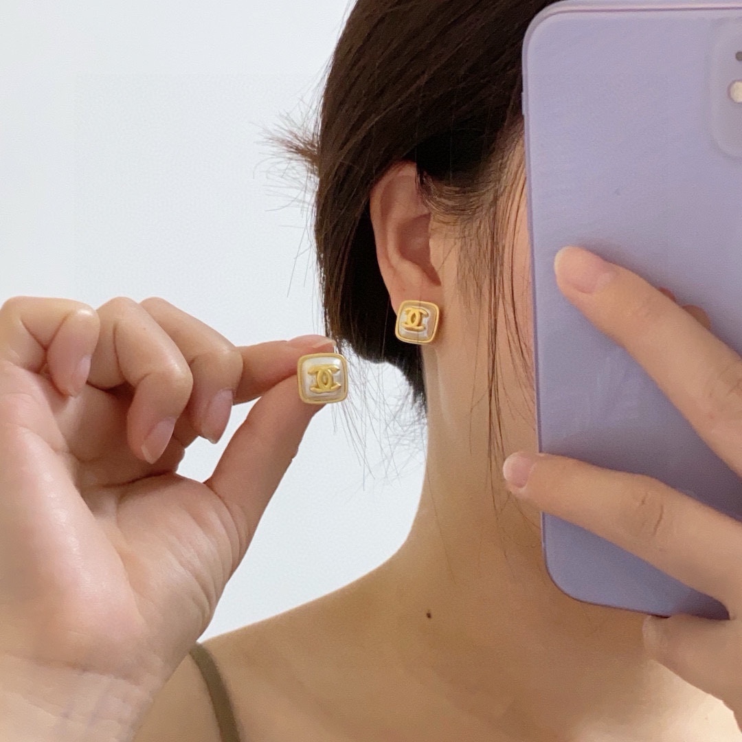 NO:105257,Chanel Xiaoxiang Double C Simple and Ancient Gold Earrings This earring is really super beautiful. It looks simple in design but has a good wearing effect. Even the small earlobe like me is very okzp brass material. The upper ear is super elegant and elegant, the jewelry is boutique, chanel, earrings19860909Chanel 小香双C简约古金耳钉这款耳环真的超级美看着设计简单但是佩戴效果好看到爆就连我这种小耳垂的也很okzp黄铜材质 上耳超气质优雅,饰品精品,chanel,earrings,Jewelry