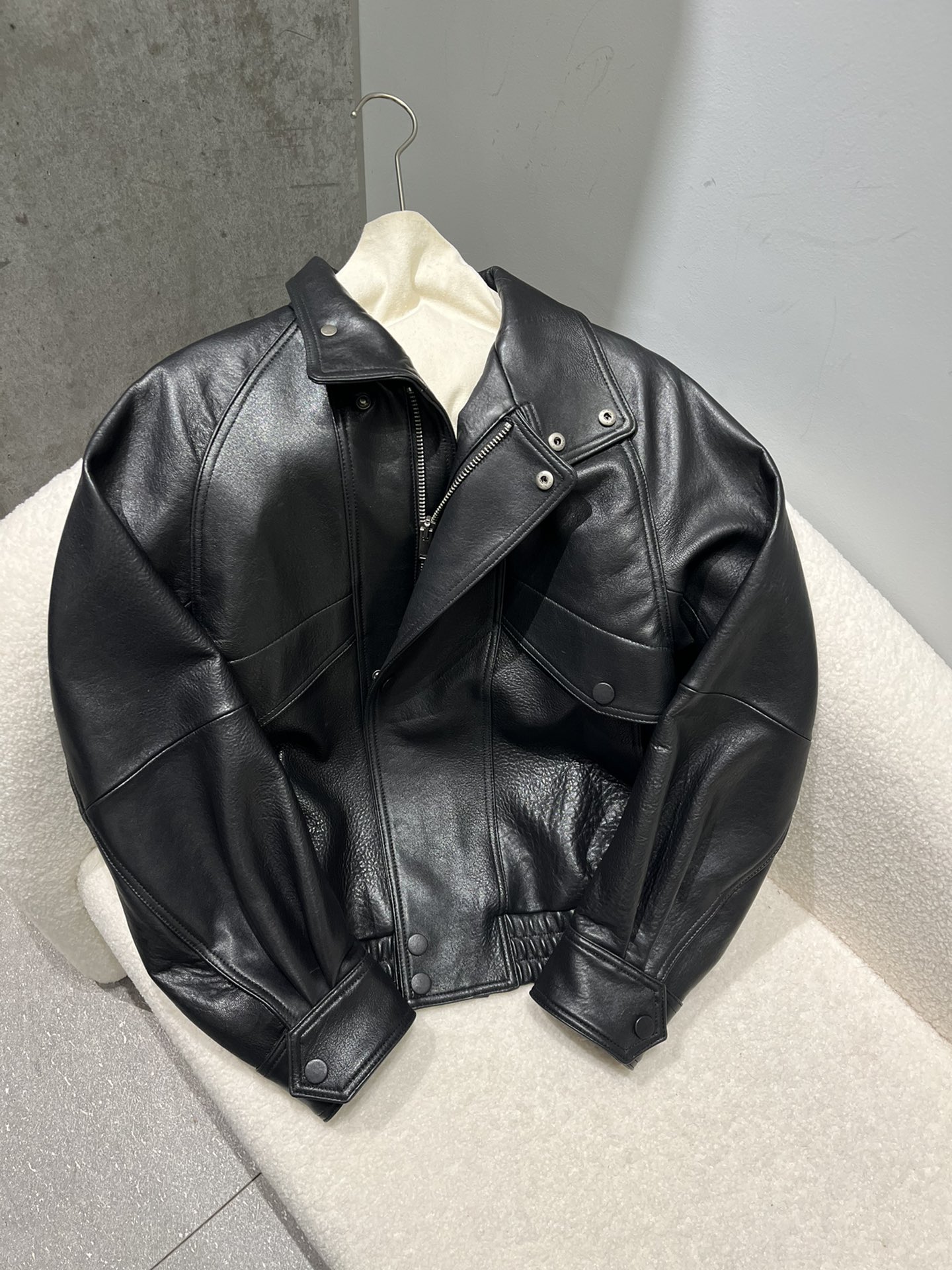 NO:755075,, saint laurent sheepskin naturally foamed wide motorcycle, oversized version, with original hardware, not picky about body shape. the natural foaming texture will have different shades, each piece will have different textures, saint laurent - clothing, saint laurent, sheepskin,19860909,圣罗兰羊皮自然发泡阔版机车,超大版型,搭配原版五金,不挑身材 自然发泡纹理会有深浅,每一件纹路会不同,圣罗兰-服装,saint laurent,sheepskin,,Women's clothing