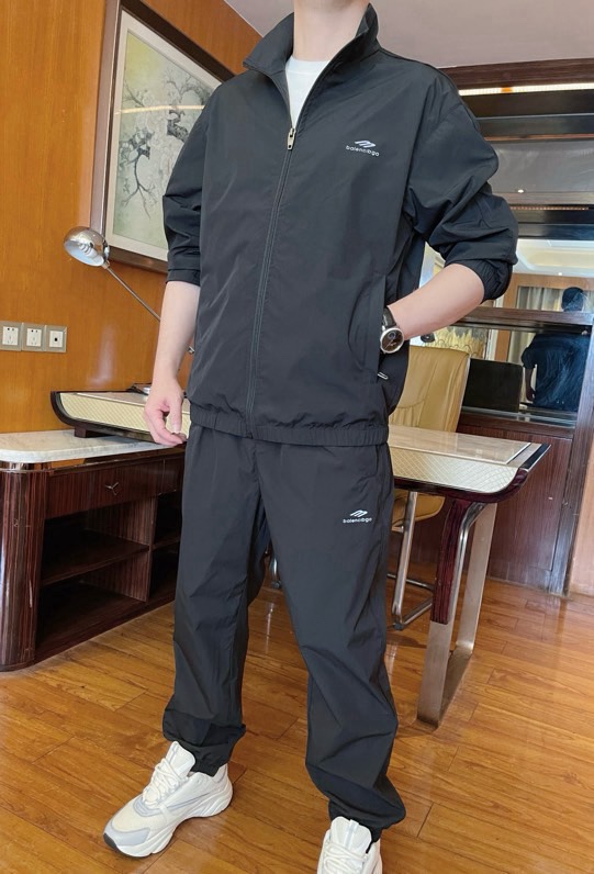 NO:120899,Balenciaga-2025 counter latest hit sets are shipped, hot-selling items in European and American counters!  Selected Italian imported polyester fabrics with simple design, exquisite brand logo and custom zippers to highlight fashion You cannot miss it. Size 48-56 (model 173/130 wears 48, with Hong Kong Lane Crawford gift box packaging), ,balenciaga,alexander wang19860909巴黎世家-2025专柜最新爆款套装出货 欧美专柜热销单品！精选意大利进口聚酯纤维面料搭配简约的设计,精致品牌标志和定制拉链彰显时尚 您不容错过.尺码48-56（模特173/130穿48,配香港连卡佛礼盒包装）,,balenciaga,alexander wang,Men's clothing