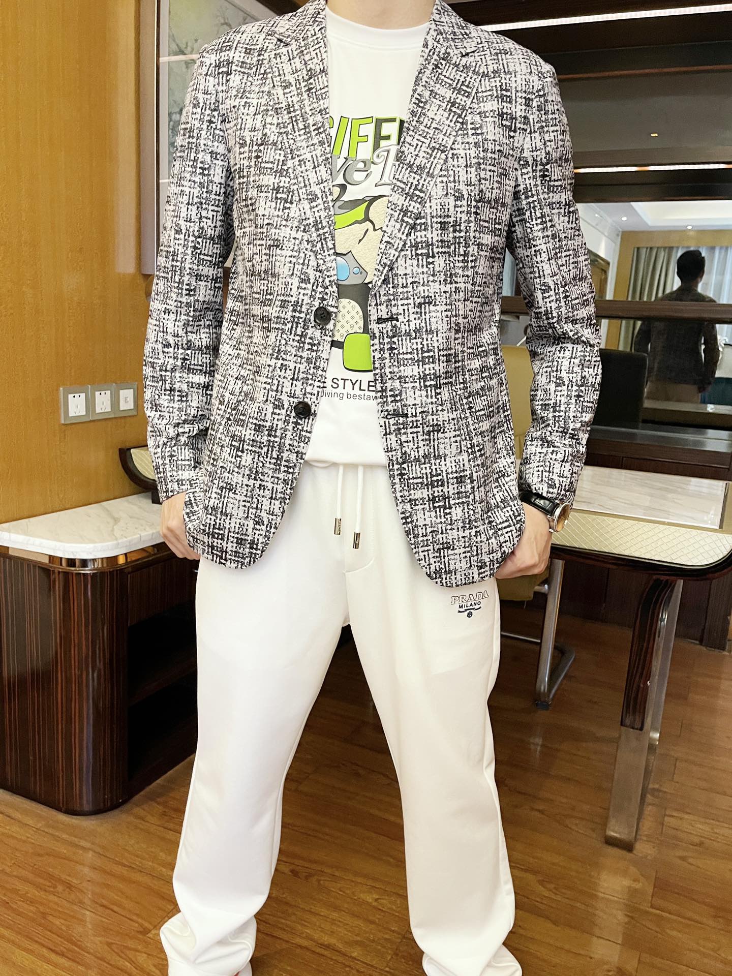 NO:120911,Jenya-2025 counter latest hit list, hot-selling items in European and American counters!  Selected custom fabrics imported from Italy and stylish and slim designs, and the custom buttons show the charm of the upper body. There is no need to say more. Size 48-56 (model 173/130 wears 48, with Hong Kong Lane Crawford boutique gift box packaging), zegna, alexander wang19860909杰尼亚-2025专柜最新爆款单西 欧美专柜热销单品！精选意大利进口定制面料搭配时尚修身的设计,定制纽扣相当彰显韵味上身效果不用多说.尺码48-56码（模特173/130穿48,配香港连卡佛精品礼盒包装）,,zegna,alexander wang,Men's clothing