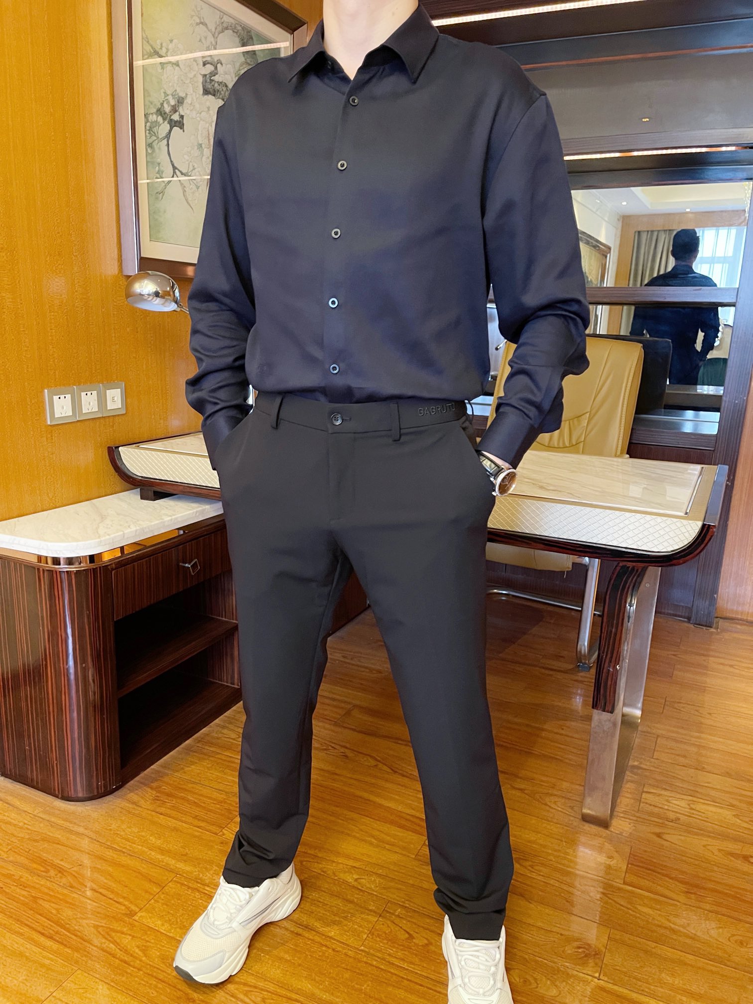 NO:120913,The latest hot shirts in the LP-2025 counter are shipped, and the Paris Fashion Week show is popular!  Selected imported silk cotton fabric from Italy with classic brand English embroidery design, simple and atmospheric, fashionable and slim, taste choice. Number of codes 48-56 (model 173/130 wears 48 sizes, with Hong Kong Lane Crawford gift box packaging), loro piana, real silk, alexander wang19860909LP-2025专柜最新爆款衬衣出货 巴黎时装周走秀爆款！精选意大利进口真丝棉面料搭配经典品牌英文刺绣设计,简约大气 时尚修身 品味之选.码数48-56（模特173/130穿48码,配香港连卡佛礼盒包装）,,loro piana,real silk,alexander wang,Men's clothing