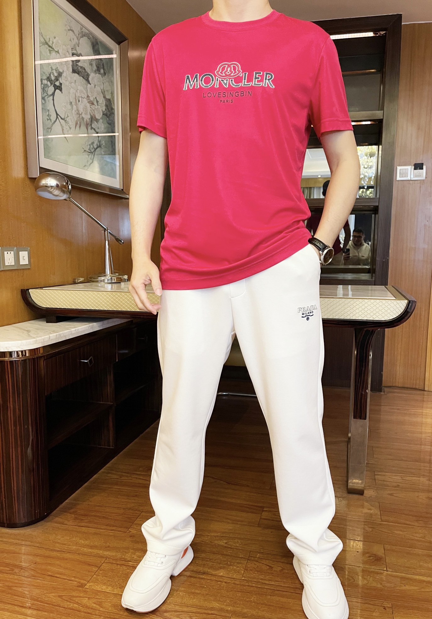 NO:120921,The latest hot T-shirts in the counter in 2025 are shipped, and the most popular items in European and American counters are sold!  Selected Italian imported mercerized cotton fabrics with the latest designs, the unique brand logo on the chest highlights the fashion, and the upper body effect can be seen. The number of codes is 48-56 (model 173/130 wears 48 with Hong Kong Lane Crawford gift box packaging), Moncler,tees, t-shirt,alexander wang19860909蒙口-2025专柜最新爆款t恤出货 欧美专柜热销单品！精选意大利进口丝光棉面料搭配最新的设计,胸前的独特品牌logo彰显时尚 上身效果看得见.码数48-56（模特173/130穿48配香港连卡佛礼盒包装）,,Moncler,tees，t-shirt,alexander wang,Men's clothing