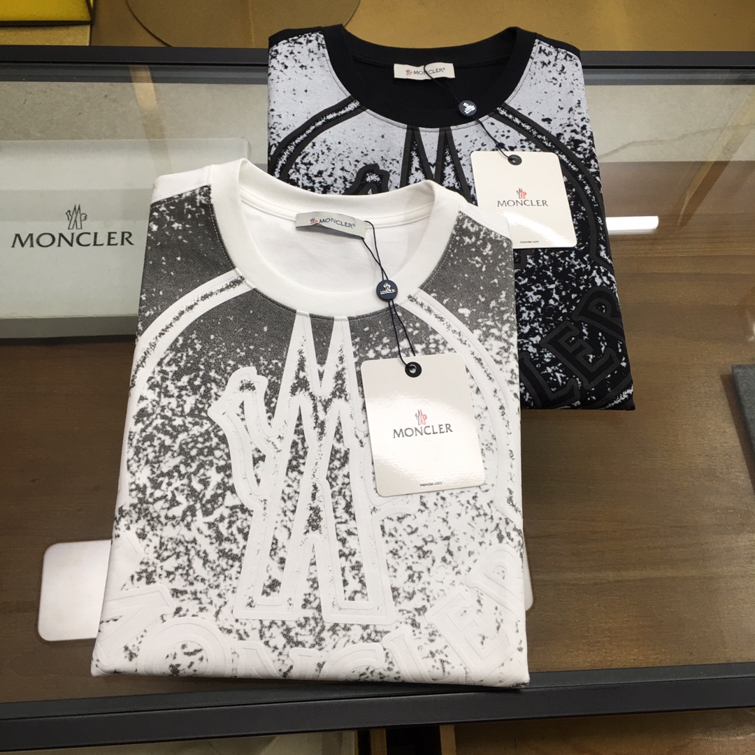 NO:506857,New product [Moncle...] High-end fabric 250g plain-patterned cotton New product for spring and summer counters Short-sleeved fashion classic round neck short-sleeved cuff hem adopts traceless design Fashion item design, more fashionable and comfortable, high-standard customization, very stylish upper body, classic LOGO pattern on the chest brand customer-supplied auxiliary materials, customer-supplied imported high-end fabric with very delicate texture, exquisite details and exquisite craftsmanship, extremely shaping item, can be matched with any fashion, super good style, a must-have item for trendy men Size S-XXL!  .,,T-shirt,alexander wang19860909新品【Moncle...】 高定面料 250克平纹纯棉 春夏专柜新品短袖时尚经典圆领短袖袖口下摆采用无痕设计 时尚单品设计,更加时尚舒适,高标准定制,上身非常有型,胸前品牌经典LOGO 图案 客供辅料,客供进口高档面料质感非常细腻,细节工艺精湛考究,塑造性极高的一款单品,任何时装都可以搭配,版型超级好 潮男必备单品 尺码S-XXL！.,,T-shirt,alexander wang,Men's clothing