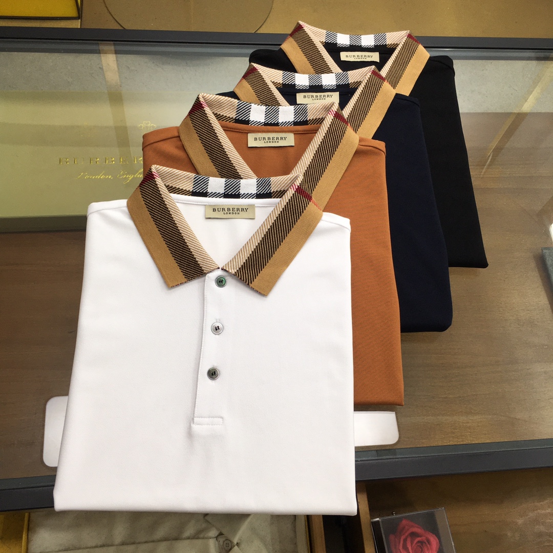 NO:501115,New counter products [Burebr..y...] New spring and summer products, fashionable POLO/lamb short sleeves, high-end custom versatile styles, anyone can easily control them, full custom fabric craftsmanship, luxurious classic brand logo design on the chest, very high-end, those who understand goods must enter!  The style and tailoring are slim styles, which are very exquisite, showing aura and highlighting the exquisiteness of business men. This is the unique feature, the right slim fit, and the upper body effect is very good!  Counter size M-3XL, burberry, T-shirt, alexander wang19860909专柜新品【Burebr..y...】 春夏新品 时尚POLO/翻领短袖 高级定制百搭款式 任何人都可以轻松驾驭 面料全订制工艺 胸前奢华经典品牌logo设计,非常显档次懂货的必须入！版型剪裁属于修身款 非常精致,显气场,又会凸显商务男士的精致,这就是独到之处,恰到好处的修身,上身效果非常赞！专柜尺码M-3XL,,burberry,T-shirt,alexander wang,Men's clothing