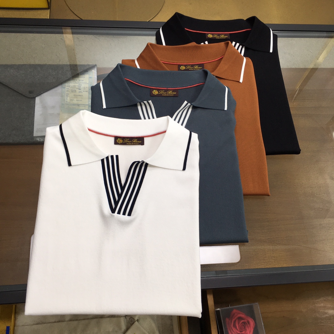 NO:469867,The new counter product 'LP' LP collection contains licorice fiber contrast knitted collar lapel short-sleeved POLO shirt] This POLO shirt uses high-quality licorice fiber blend fabric, which is soft and breathable, and is suitable for wearing in spring and summer. The contrasting color design makes this dress more fashionable, while the knitted collar and lapel design add a touch of formality, suitable for business and casual occasions. Licorice fiber has natural antibacterial properties, which can effectively inhibit the growth of bacteria and protect your health. In addition, the POLO shirt is designed to fit and exquisitely tailored, which can show your body lines. Whether paired with suit pants or casual pants, it can show your fashion taste.  In short, the LP collection style contains licorice fiber contrast knitted collar lapel short-sleeved POLO shirt is a men's short-sleeved top that integrates fashion, comfort and health. It is an indispensable item in your spring and summer wardrobe. M-3XL., loro piana, T-shirt, business suit, alexander wang19860909专柜新品《LP》 LP典藏款含甘草纤维撞色针织衣领翻领短袖POLO衫】这款POLO衫采用高质量的甘草纤维混纺面料,柔软透气,适合春夏季节穿着.撞色设计使得这件衣服更具时尚感,而针织衣领和翻领设计则增添了一丝正式感,适合商务休闲场合穿着. 甘草纤维具有天然抗菌性能,可以有效抑制细菌滋生,呵护您的健康.此外,这款POLO衫的版型设计合身,剪裁精致,能够展现出您的身材线条.无论是搭配西装裤还是休闲裤,都能展现出您的时尚品味. 总之,LP典藏款含甘草纤维撞色针织衣领翻领短袖POLO衫是一款集时尚、舒适与健康于一体的男士短袖上衣,是您春夏季节衣橱中不可或缺的单品.M-3XL .,,loro piana,T-shirt,business suit,alexander wang,Men's clothing