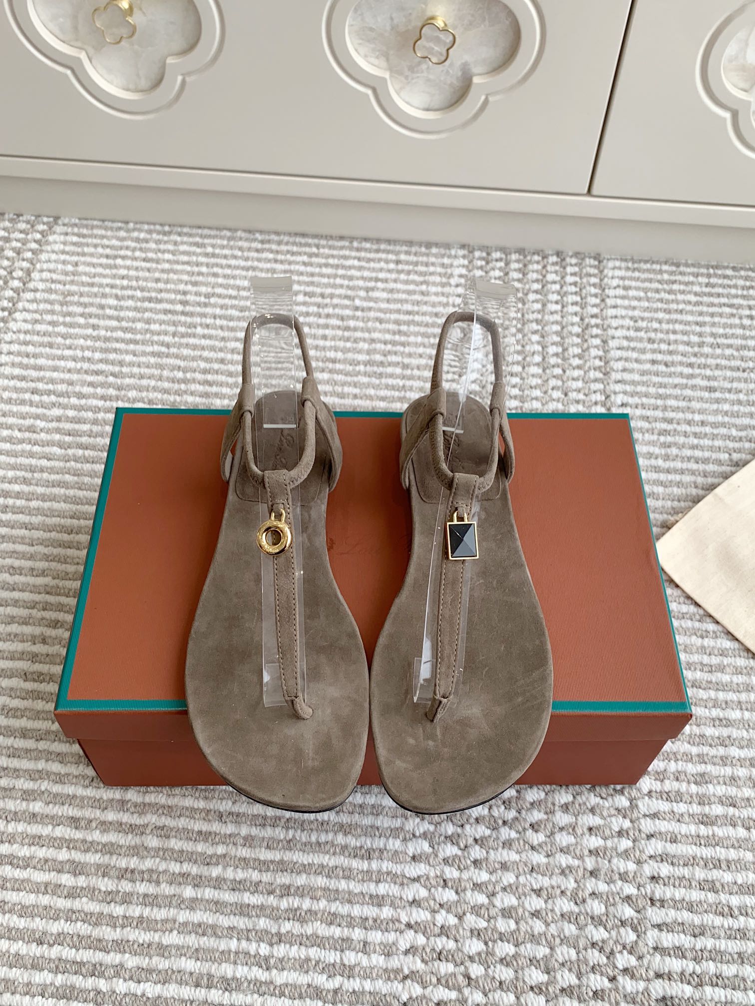 NO:165723,Loro Piana LP Mindil series T-band clip-toed sandals Top quality Soft sheep leather forms a tailored strap, intersects at the top of the upper, and is fixed by a sturdy elastic ankle design. One is decorated with a low-key horny padlock, and the other is decorated with a golden circle badge. This sandal is simple in structure and exudes a delicate atmosphere, making it ideal for summer. Materials and fabrics imported from Yangjing, sheepskin lining and footrests Imported leather outsole Size 35-42 (35/41/42 custom-made non-refundable), sandals, loro piano, loro piano, sandals, sheepskin, sheepskin, Leather soles19860909批 代购级【Loro Piana】LP Mindil系列T带夹趾凉鞋 顶级品质 柔软的羊皮革形成精裁饰带,于鞋面顶部交汇,并通过坚固的松紧脚踝设计固定.一只饰有低调的角质挂锁,另一只饰有一个金色圆圈徽章.这款凉鞋结构简约,散发着精致气息,是夏日的理想之选. 材质面料进口羊京,羊皮内里及垫脚 进口真皮大底 码数35-42（35/41/42定做不退换）,凉鞋,loro piana,loro piana,sandals,sheepskin,sheep,Leather soles,Women's Shoes