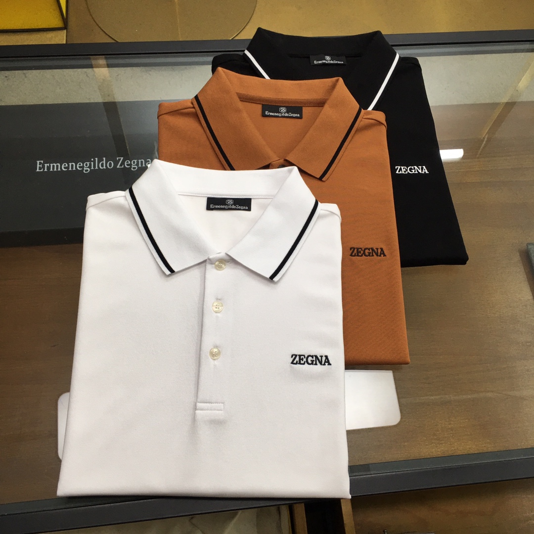 NO:519979,New counter product [Zegn...] Original single men's business and casual lapel polo POLO shirt, Shanghai trading company product, perfect quality, pure blood quality, new spring and summer products, official sales, public K+!  The world's top luxury brand from Italy is known as the 'king of cashmere' and the 'real luxury in the clothing industry' of low-key luxury!  Fashion with typical Italian style is quite exquisite in fabric selection and craftsmanship, which is very consistent with the aesthetic tone, low-key and luxurious, elegant and noble. The brand logo on the chest is a soul-like existence, presented in exquisite embroidery. This detail strongly posits the brand identity, which enriches the vision and brings the sense of fashion to the fullest!  Customers supply high-end materials imported from Egypt, selected high-quality long-length cotton raw materials in the Nile area, and were made by Italian century-old workshops. They are extremely luxurious and special materials, with excellent fabric attributes, delicate and natural mesh structure, perfect comfort and breathability, and the touch experience is self-evident, luxurious and ultimate enjoyment!  The details are impeccable, exquisite and exquisite, and show the sense of high-quality. The selected top-grade fritillar buckle has its own natural texture structure, which is very ingenious, with light and exquisite color matching, versatile color, extremely high-end and high-quality POLO shirt, both business and casual, is a very high-end and high-quality POLO shirt that is hard to come by!  Size 48-56.,alexander wang19860909专柜新品【Zegn...】 原单男士商务休闲翻领马球POLO衫,上海贸易公司货,品相完美如斯,纯正血统品质,春夏新品,官方同步售卖,公K+！来自意大利的世界顶级奢侈品牌,被誉为低调奢华的 “山羊绒之王” 和 “服装界真正的奢侈品”！颇具意大利典型风格的时装,在面料选取和工艺方面都相当考究,极符合 美学基调,低调且奢华,优雅且高贵,胸前的品牌标识属于灵魂式的存在,以精美刺绣体呈现,此细节有力标榜了品牌身份,即丰富了视觉亦让时髦感加持！客供埃及进口高级物料,甄选尼罗河区域光照极好的上等长绒棉花原料,经过意大利百年工坊定织定染而成,极为奢华特殊的材质,面料属性皆为上乘,网眼结构细腻自然,舒适性与透气性完美兼备,触感体验不言而喻,奢华极致享受！细节无可挑剔,精湛考究,处处彰显了高级品质感,甄选的顶级贝母扣,自带天然纹理构造,非常匠心,配色轻熟有品,色系百搭,混搭空间极高,商务休闲兼具,非常高端优质的一款POLO衫,可遇而不可求！尺码48-56.,,alexander wang,Men's clothing