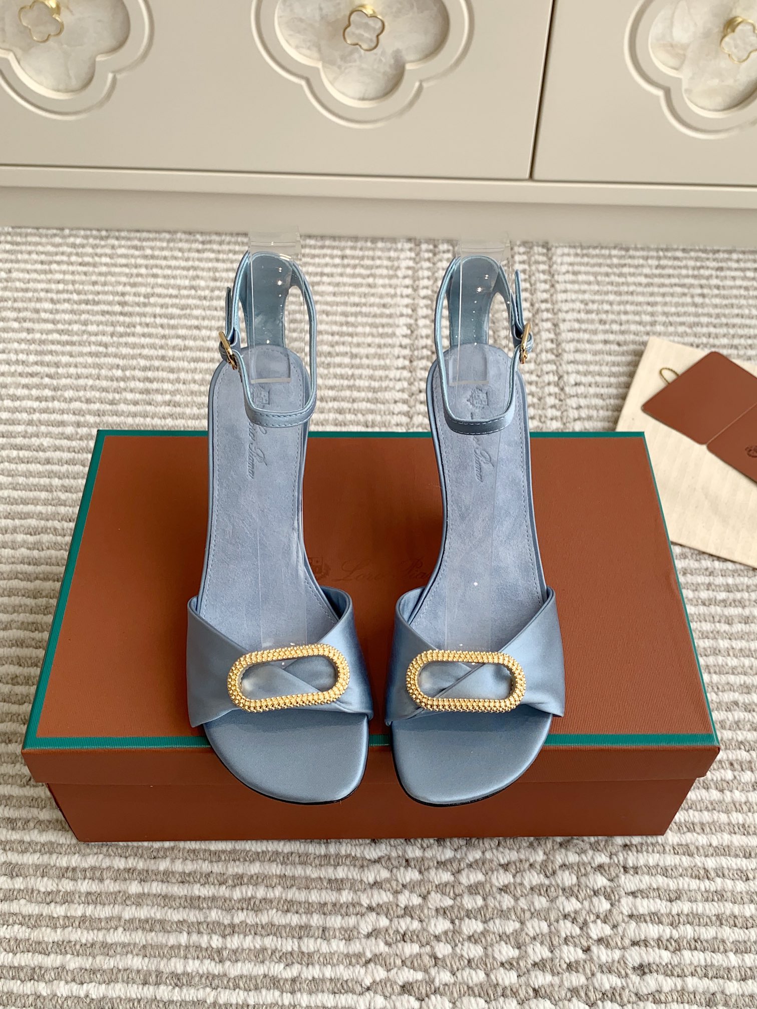 NO:165710,Loro Piana LP Oval buckle silk high heel sandals Top quality Noo Piana minimalist style, unique fan-shaped high heels, easy to wear and fashionable material imported silk satin, Yangjing inner lining and footbed imported leather outsole heel height 8cm size 35-40 (35 custom made without return and exchange), sandals, loro piana, loro piana, sandals, real silk, sheep, Leather soles19860909批 代购级【Loro Piana】LP 椭圆扣真丝高跟凉鞋 顶级品质 诺悠翩雅极简风格,独特的扇形高跟,好穿又时尚 材质进口真丝缎面,羊京内里及垫脚 进口真皮大底 跟高8cm 码数35-40（35定做不退换）,凉鞋,loro piana,loro piana,sandals,real silk,sheep,Leather soles,Women's Shoes